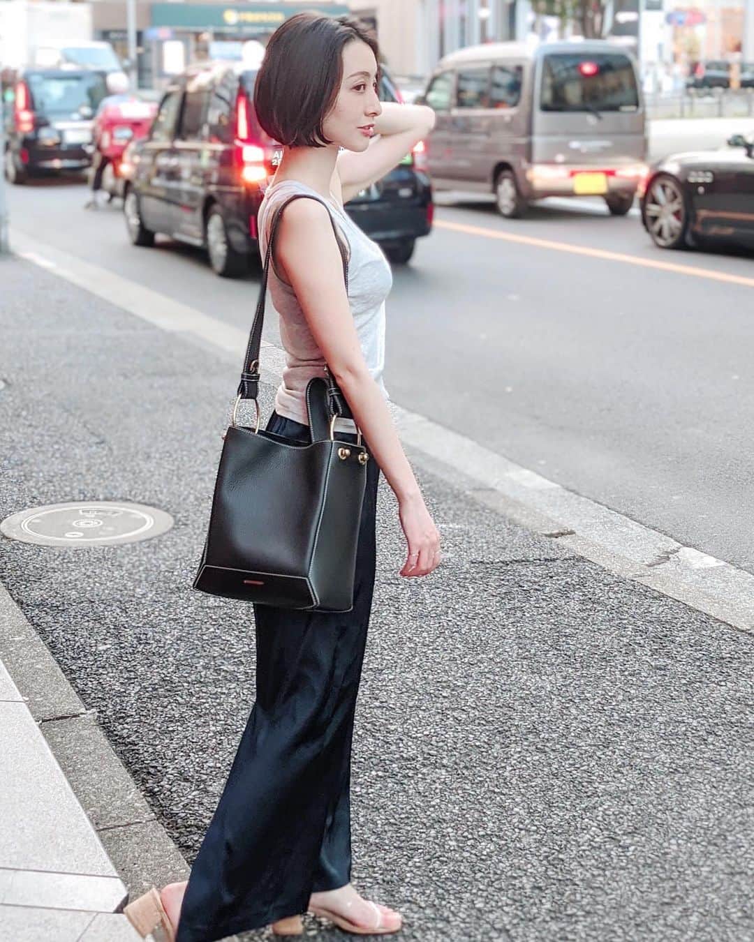前田紀至子のインスタグラム：「あんまり暑くて、いつもよりほんの少し短めにカットしてもらいました。すっきり！あとスタイリングが楽。  スタイルも晩夏仕様。 常に粉末ポカリを溶かしたお水を持ち歩いているので、AWでも活躍しそうな大きめショルダーにシフト。 安定と信頼のストラスベリーのものです、伊勢丹でもお取り扱いがあるけれど、ECで買っちゃうのが手っ取り早くておすすめ。  タンクトップとサテンのスカートは最近の定番楽ちんスタイル、タンクはプチバトーの霜降りグレー、スカートは昨日に続きアクテのネイビー。 バックにスリットが入っているので歩きやすいし、アクテはスタイル良く見せてくれる気がするなぁ。  #strathberry#ストラスベリー#プチバトー#petitbateau#アクテ#akte」