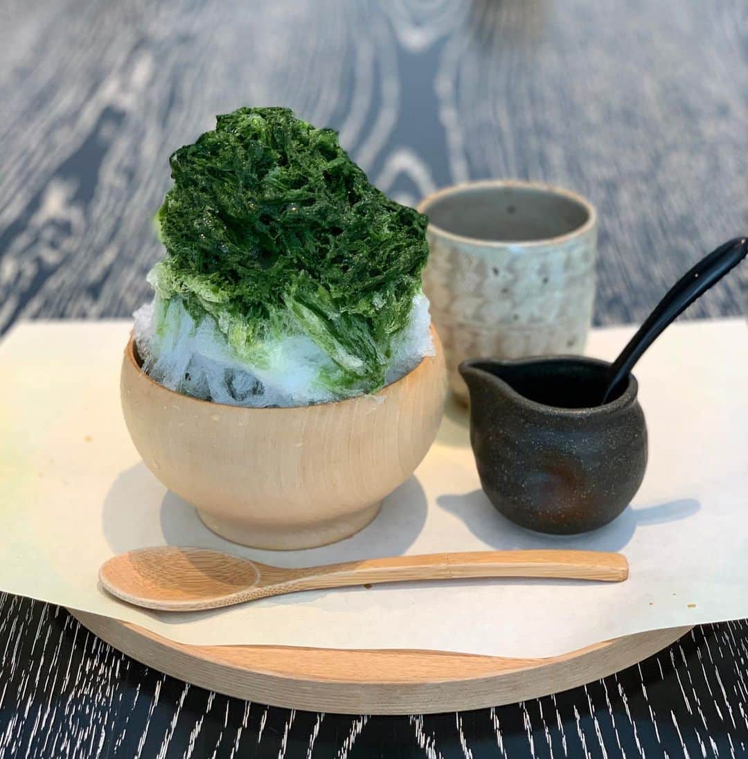 Atsukoさんのインスタグラム写真 - (AtsukoInstagram)「本日のお散歩。 ･ ･ 根室花まる ↓↓↓ ふじヱ茶房 ↓↓↓ 江戸政 ･ ･ 二度目ましての @en93kitchen えんちゃんと、イツメンの @kuromamebiyori  ともちゃんと3人で。 もう何度食べたかわからない、#根室花まる でお寿司から。 ここのお寿司はいつ食べても美味しい❤ あまりの暑さに２軒目かき氷をたべに高島屋の #ふじヱ茶房  へ。 抹茶のかき氷美味しかった❤ 中に小豆と白玉入り✨ すごく華奢な店員さんがかき氷の氷削ってて。 その動画撮りたかった😂 ちなみにかき氷にかけてるのは、海苔のシロップ！ さすが、山本山がやってるだけある🤣🤣 ･ 3件目はともちゃんと2人で。 ともちゃんが行きたがってた焼き鳥屋 #江戸政 に！ 生のつくね、はじめて食べたんだけど、トロみたいでめっちゃ美味しかった❤半ナマと半分こして食べました。 ここ美味しかったので、また行こうと2人で誓いました。笑 にしても、おなかいっぱいすぎる🤣 絶対帰って体重計のったら、太ってる気しかしない😭😭 でも美味しかったからいっか😋 ･ ･ おふたりとも、どうもありがとうございました❤ また御一緒させてねー！」8月17日 18時09分 - sakuracafe001