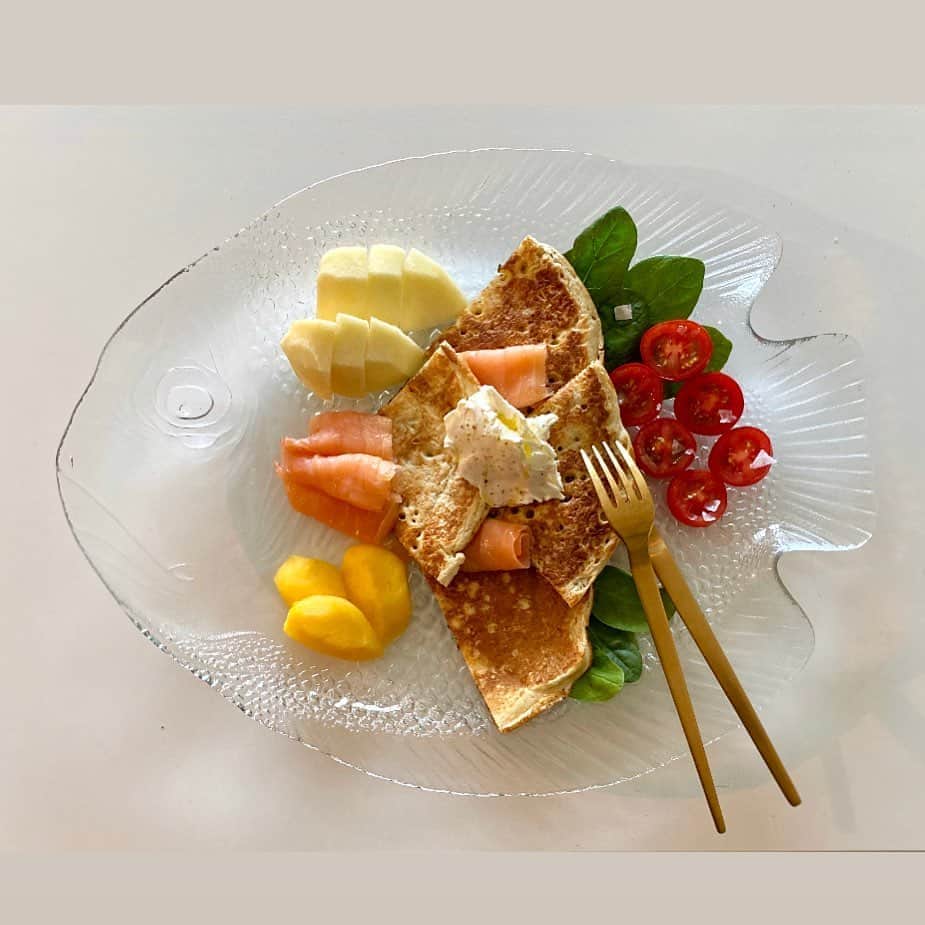 のインスタグラム：「サーモンとクリームチーズのパンケーキ🥞  #裕木庵  #pancakes #salmonrecipe #salmonlunch #salmonpancake #summerplate #glassdish」