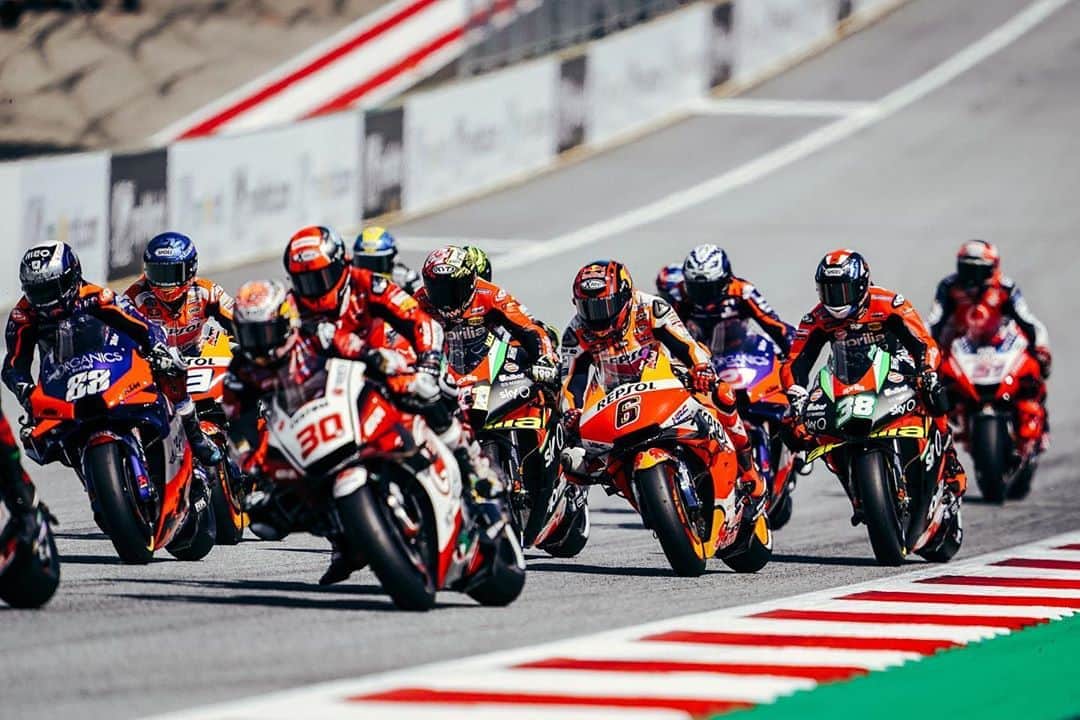 レプソル・ホンダのインスタグラム：「Ready to go again? ⠀⠀⠀⠀⠀⠀⠀⠀⠀ 🇦🇹 #StyriaGP #MotoGP #AM73 #AlexMarquez #SB6 #StefanBradl #Repsol #Honda #RepsolHonda #HRC #RC213V #ThePowerOfDreams #Racing #Motorcycle #Team #OneHeart #RedBullRing」