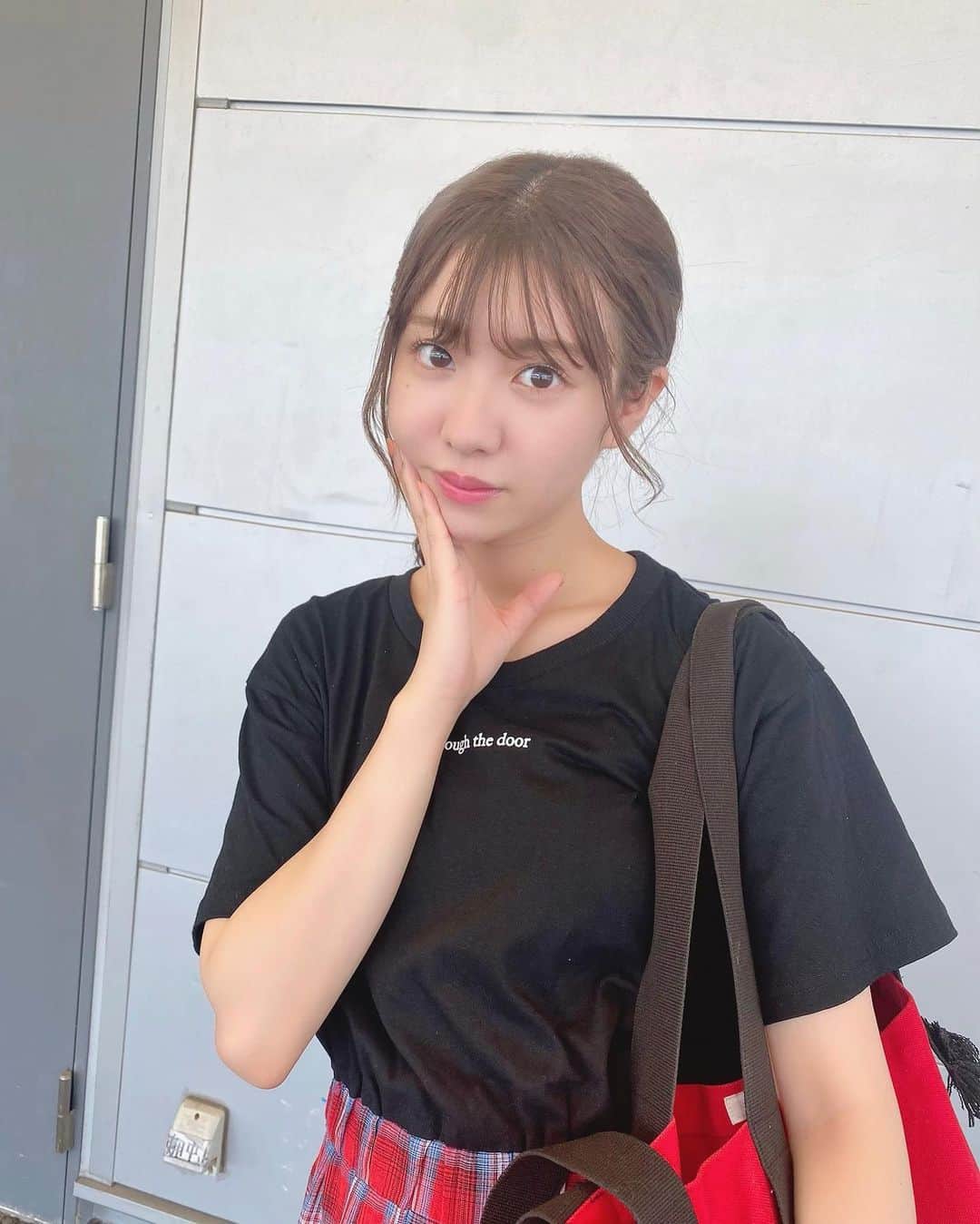小玉梨々華のインスタグラム：「真夏は暑すぎて髪の毛下ろして外歩く事ができません」