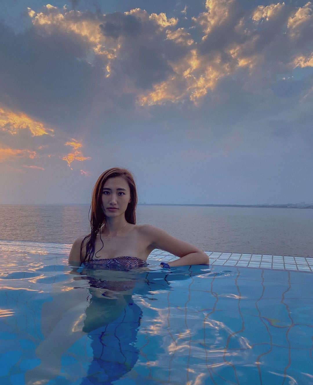 白雪のインスタグラム：「#🌏 #☁」