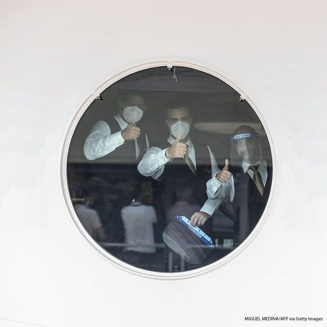 ABC Newsさんのインスタグラム写真 - (ABC NewsInstagram)「Staff members of the MSC Grandiosa cruise liner, seen through a porthole, give the thumbs-up in the Italian port city of Genoa prior the departure of the liner after six-and-half months of inactivity due to the coronavirus pandemic.  #coronavirus #covid19 #cruiseship」8月17日 18時30分 - abcnews