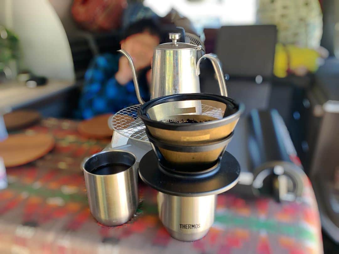 金子貴俊のインスタグラム：「キャンピングカーで自家焙煎コーヒー☕️素敵な癒しタイム！ アウトドア気分を少しでも味わえて、キャンピングカー最強だー✨  #キャンピングカー#バンコン#コーヒー#自家焙煎#outdoor#campingcarlife #campingcar#outdoorlife」
