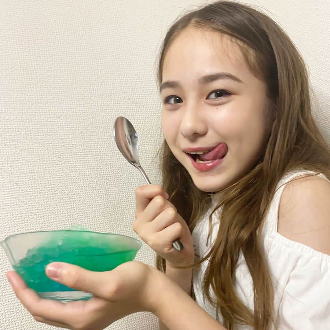 サマーヘイズ・アイラのインスタグラム：「おうちかき氷🍧💚 シロップかけ過ぎ注意😏  Homemade shaved ice🍧💚 Careful of too much syrup😏  #えへへ  #サマーヘイズアイラ #アイラサマーヘイズ#アイラ #かき氷#shavedice#summer#夏  #ブルーハワイ#メロン #小6#小6女子#js#jsガール  #model#kidsmodel#モデル #instagood#instalike」