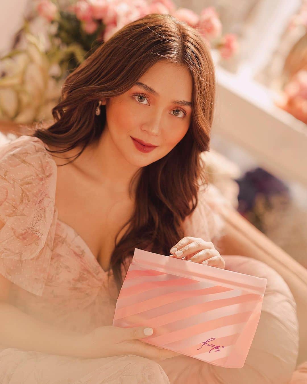 Kathryn Bernardoさんのインスタグラム写真 - (Kathryn BernardoInstagram)「I just love how my #KathXHappySkin Bloom pouch keeps my makeup organized and safe wherever I go! It's made with peva material, which makes it waterproof and easy to clean and sanitize after a full day outside. You can get this pouch for free with every purchase of Bloom Sets! Check them out on @zaloraph! 💖  I'm wearing:  👩🏻 On the Go Blush in Salty  💋 Kiss and Bloom Glossy Tint in Crimson  👀 Easy Eyes Crease-Proof Eyeshadow Stick in Fit  〰️Perfect Brow Pencil + Perfect Brow Mascara in Taupe  💨 Stay Fresh powder in Medium Beige  👁 Extra Drama Volumizing Mascara」8月17日 18時40分 - bernardokath