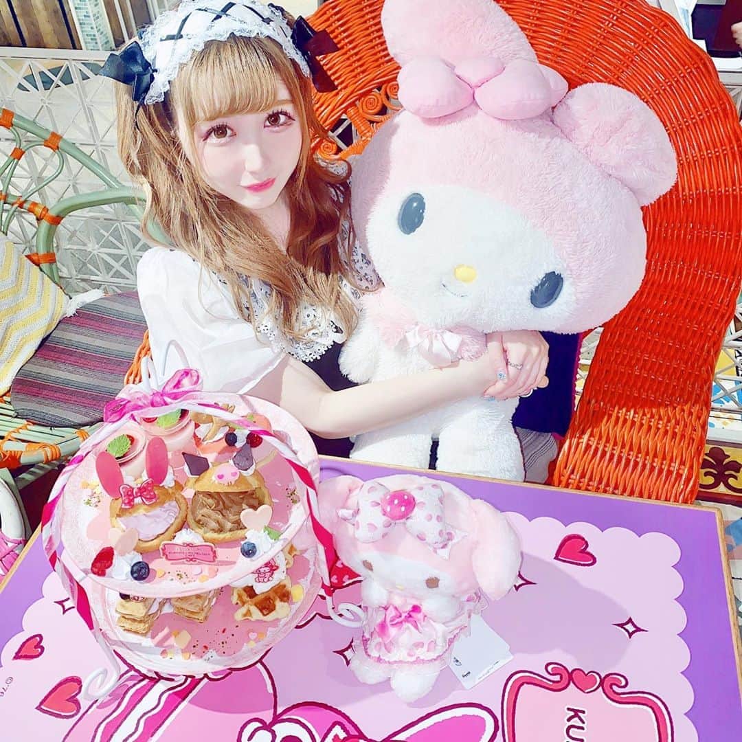 のインスタグラム：「難しいことはよくわかんないしいちご食べたいで〜す🐰🍓🍓🍓 * * #アフタヌーンティー #eggandspuma #新宿カフェ #新宿 #サンリオ #サンリオコラボ #マイメロ #マイメロディ #マイメロカフェ #afternoontea #sanrio #mymelody #shinjuku  #自撮り女子 #被写体 #メイド #コンカフェ #地雷 #地雷女 #メンヘラ女子 #量産型 #量産型コーデ #ヘッドドレス #ロリ #美男美女と繋がりたい #japanesegirl #followforfollowback #隠しきれないヲタク #いいね返し #フォローミー」