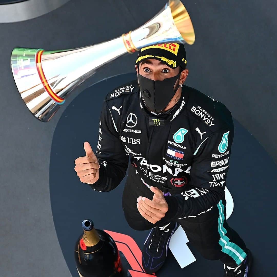 F1さんのインスタグラム写真 - (F1Instagram)「Years of practice 😉 . No one could *catch* @lewishamilton on Sunday... but at least he caught the trophy!  . #F1 #Formula1 #SpanishGP #LewisHamilton @mercedesamgf1」8月17日 18時45分 - f1