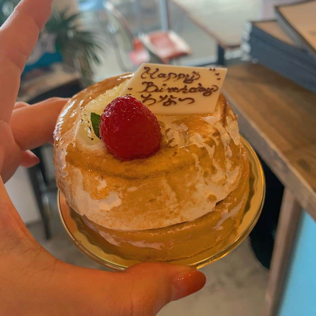 松本千夏のインスタグラム：「誕生日まだ続いてたうれしい🥰﻿ ﻿ ﻿ ラジオ聴いてくれたみんなありがとう！明日もあるのでよかったら聞いてね！見逃しちゃった方は「radiko」っていうアプリでまいにちザキヤマって調べると聴けるよ👍」