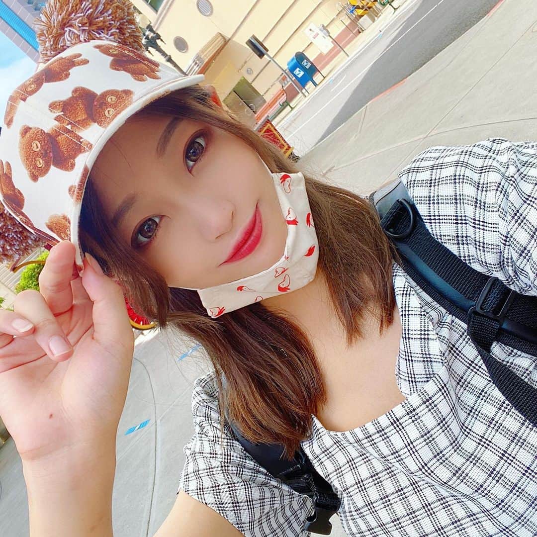 綺音のインスタグラム：「久々のUSJー！！ . 新しいかぶりもの？帽子も買えた🧸 . #USJ #ユニバ #ミニオンのくま #ティム #夏ユニバ」