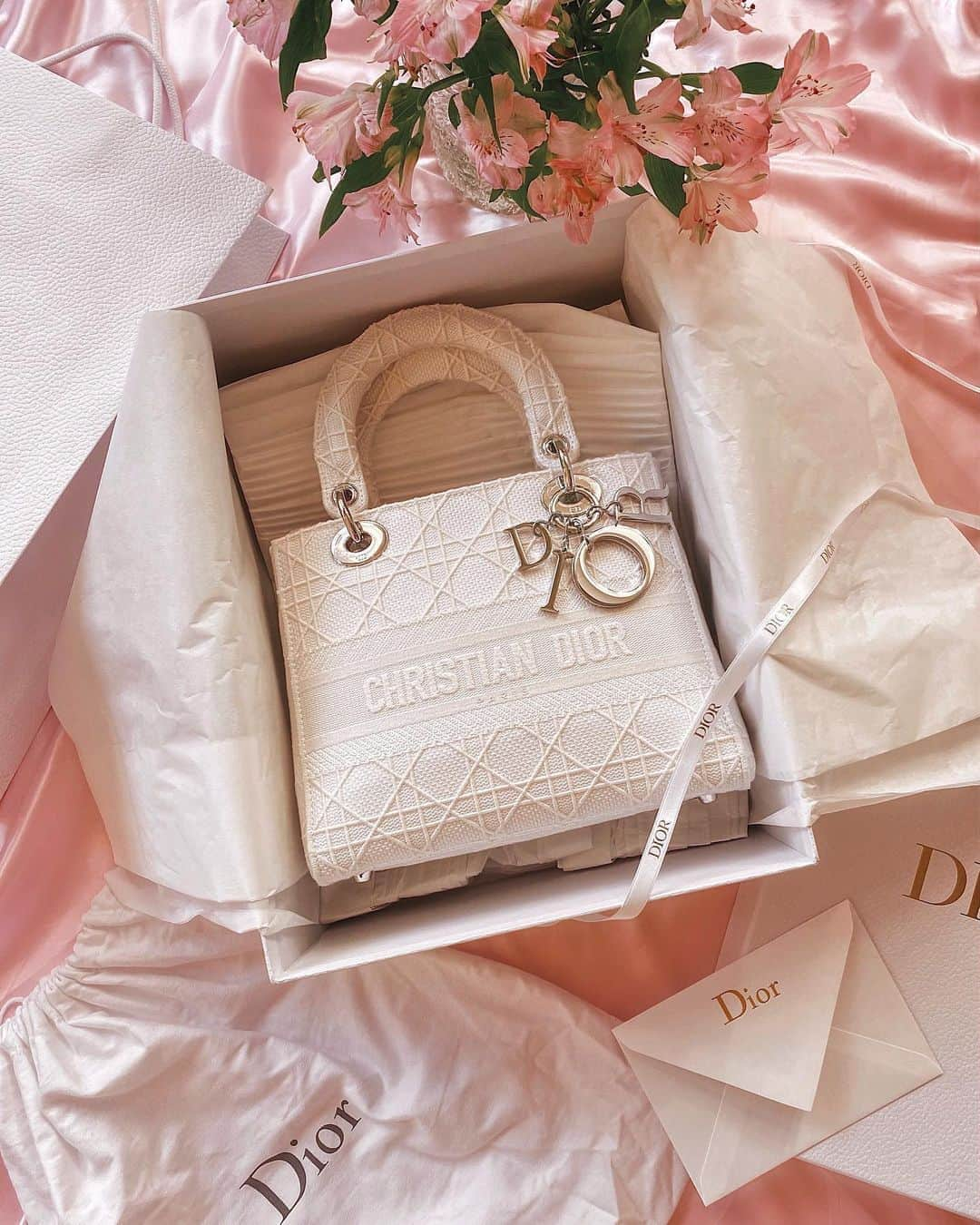 タラ・ミルクティーさんのインスタグラム写真 - (タラ・ミルクティーInstagram)「Newest member of the family 🌸🍃 @dior #ladydlite」8月17日 18時48分 - taramilktea