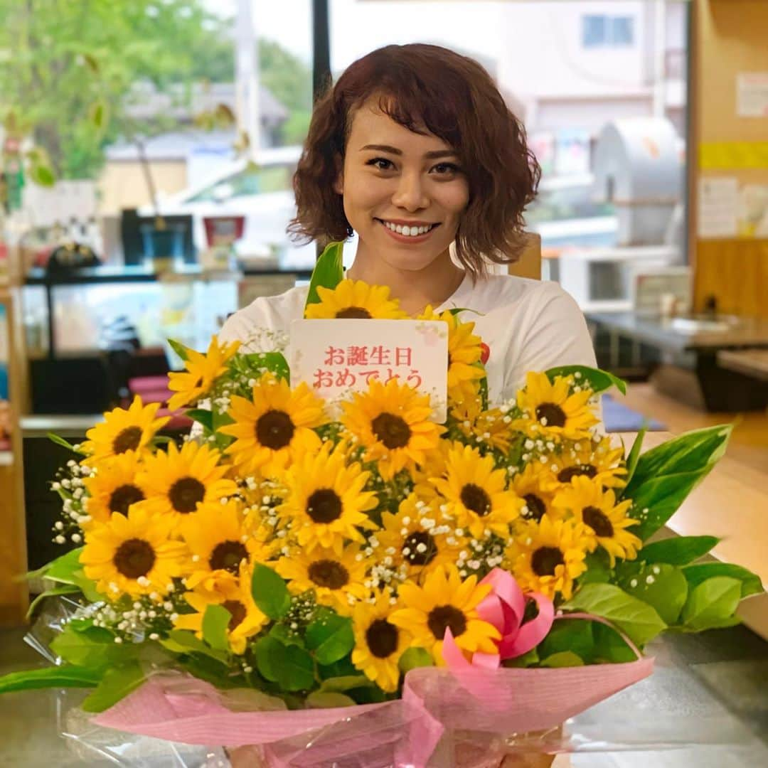 太田りゆさんのインスタグラム写真 - (太田りゆInstagram)「26歳の誕生日に26本のひまわりの花束の﻿ プレゼントをもらいました🌼🌼🌼🌼🌼﻿ ﻿ たくさんのメッセージと、プレゼント﻿ ありがとうございました！﻿ ﻿ 26歳は素敵な1年になるように、﻿ 優勝と笑顔に溢れた1年します❣️﻿  みんな大好きだよ〜٩(*´︶`*)۶ ﻿ ﻿ #mybirthday  #mybirthday🎂  #teambridgestonecycling﻿ #teambridgestone﻿ #競輪選手 #ガールズケイリン #26歳 #ひまわり #ひまわりの花束」8月17日 19時09分 - riyuponpon