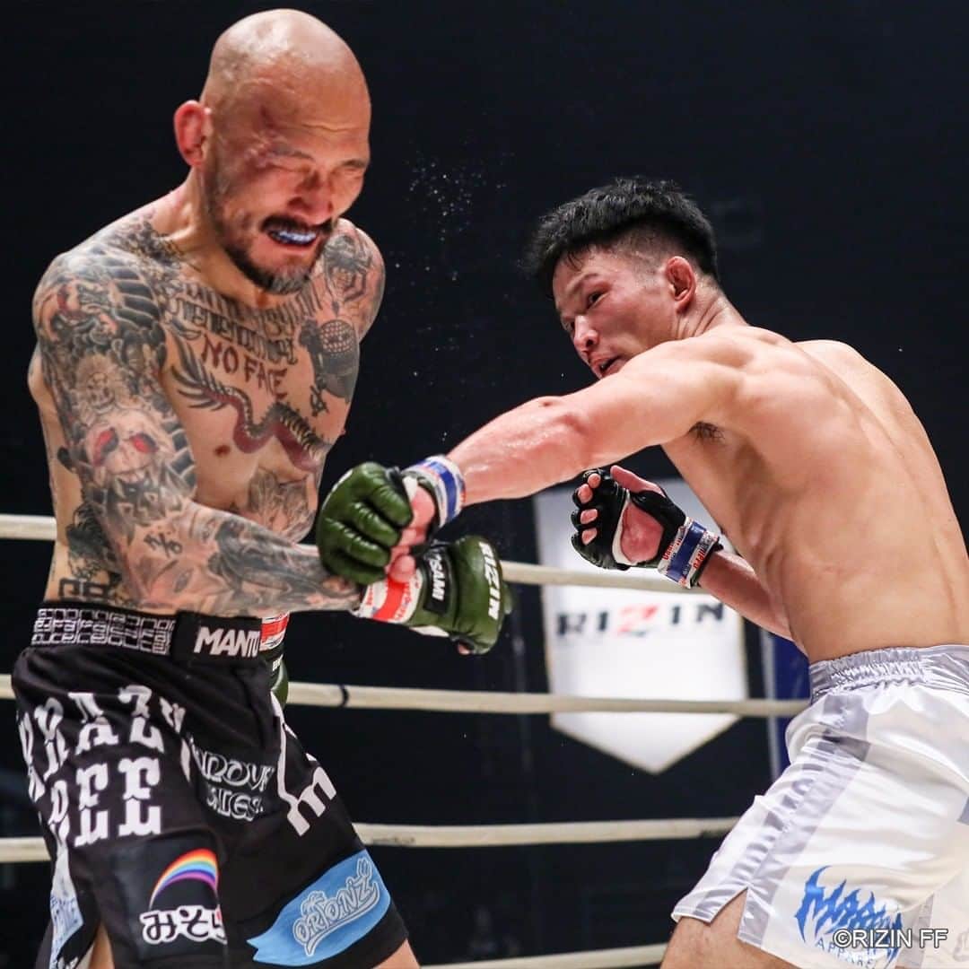 のインスタグラム：「RIZIN.23 -PLAYBACK PHOTOS- [Match.5] . Jin Aoi defeats Kotetsu Boku by Unanimous Decision . #RIZINFF #RIZIN #RIZIN23 #MMA #総合格闘技 #ぴあアリーナMM #青井人 #朴光哲」