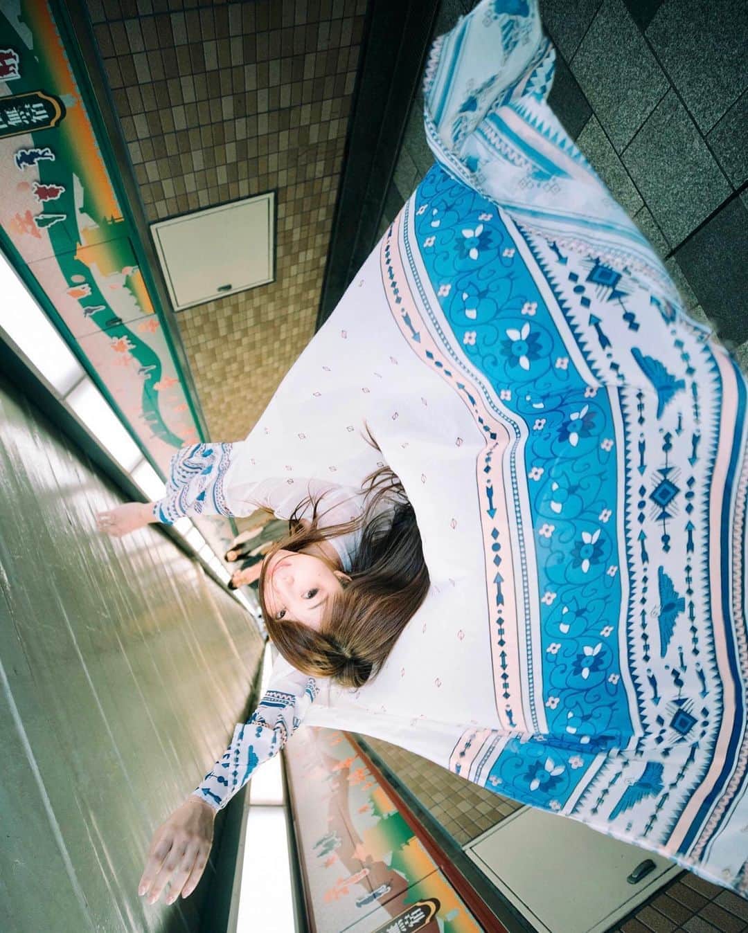 のインスタグラム：「ZERO-GRAVITY. . . . スマホをくるくる回してご覧ください☻ . . . 昨晩は #しんやとよーへい での #ソーヤング構図講座 参加してくれた皆様、ありがとうございました！ 日中仕事して即帰ってから５時間も喋ったので今日はクタクタで、珍しく家から全く出ずに過ごしました☻ たのしかったからまたやりたいなー！遅くまでありがとうございました！ . . . model: @kozuekawabe」