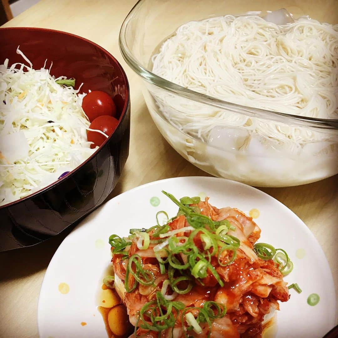 はつだのインスタグラム：「夏飯だなあ #そうめん #キムチひややっこ  #サラダ #はつだ #はっちゃんねる #はつ旦那飯 #動画は撮っておりません #露天風呂入りたい」