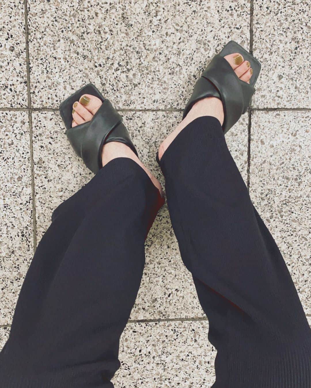 平山奈美のインスタグラム：「ザラのモコモコサンダルとRMKのカーキネイル💅  @zara × @rmkofficial   .  #夏コーデ #夏ネイル #ネイル #カーキネイル #ラフコーデ #サンダル #リブパンツ #フレアパンツ #私服 #rmk #ネイル #zara #ザラコーデ #ザラジョ #ママ #ママコーデ」