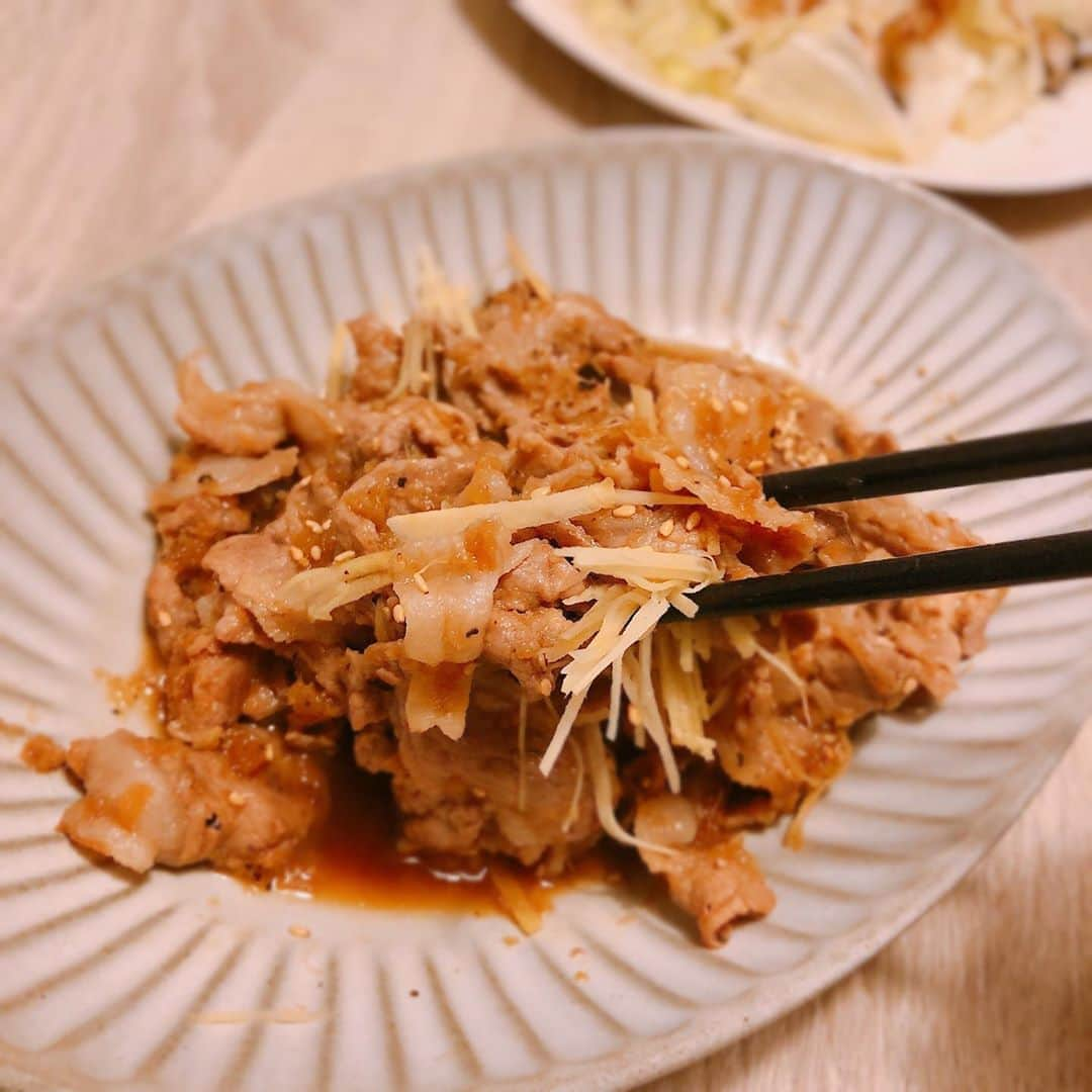 松本翔さんのインスタグラム写真 - (松本翔Instagram)「#松本食堂﻿ ﻿ みんなやっぱ生姜焼き好きなんだなぁ。Twitterでの反応も好きが伝わる。今日は玉ねぎをすり下ろしてタレに入れ、蜂蜜少し入れて、仕上げに千切り追い生姜！生姜焼きって、本当は豚バラ使ったらめちゃくちゃ美味しいんだけどね！外で食べる生姜焼きは死ぬほど美味しいもんなぁ。明日は冷しゃぶに煮詰めて冷やしたタレをかけるneo生姜焼き🆕 ﻿ 👱🏽⚽️﻿ ﻿ ﻿ #高知 #高知家 #高知グルメ﻿ .﻿ #生姜焼き #生姜 #豚肉料理 #豚肉レシピ #簡単レシピ #今日の夜ごはん #おうちごはん #男子ごはん #男飯 #料理記録 #手料理 ﻿ .﻿ #アスリート飯 #アスリートフード #アスリートごはん #アスリートフードマイスター」8月17日 19時08分 - matsumotosho444