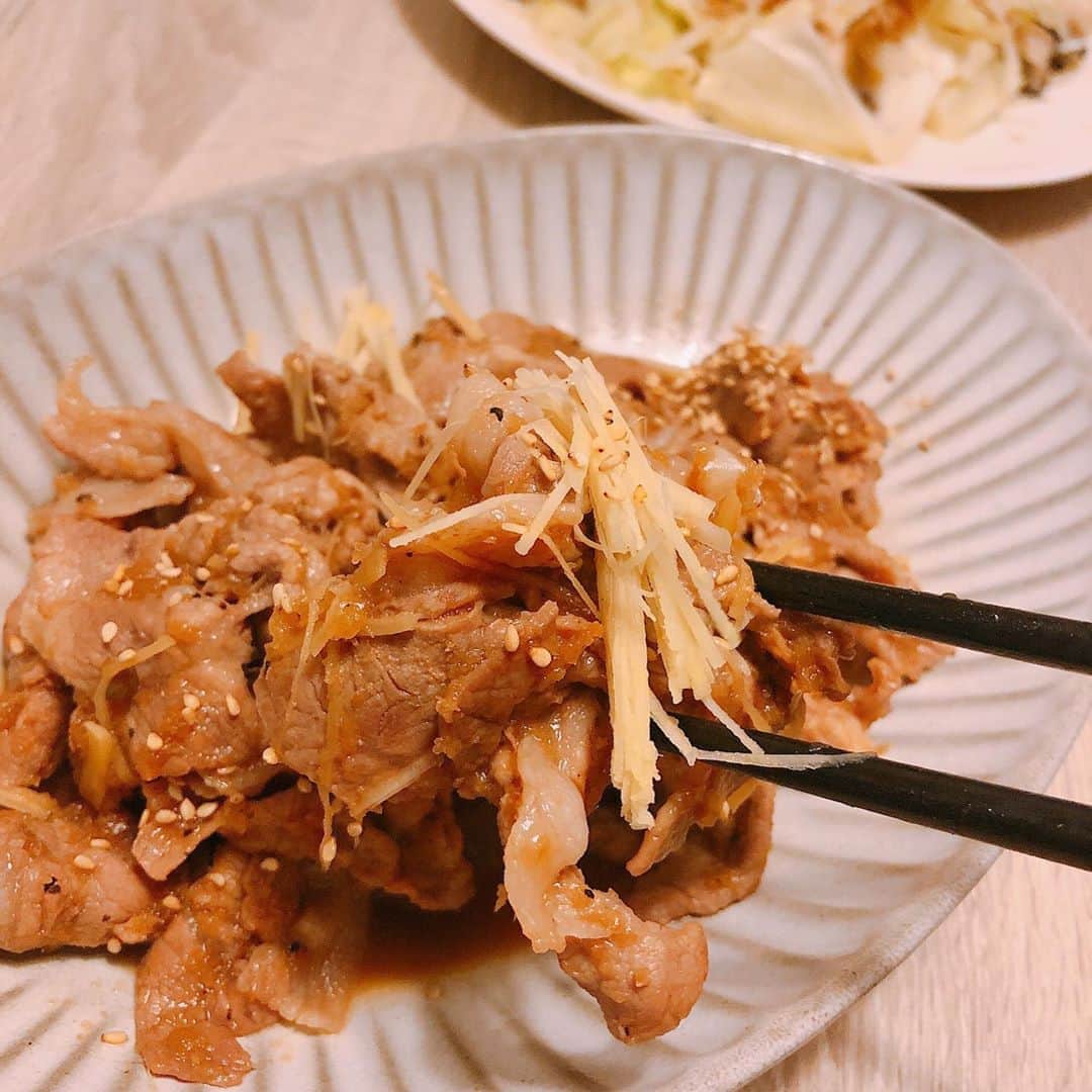松本翔さんのインスタグラム写真 - (松本翔Instagram)「#松本食堂﻿ ﻿ みんなやっぱ生姜焼き好きなんだなぁ。Twitterでの反応も好きが伝わる。今日は玉ねぎをすり下ろしてタレに入れ、蜂蜜少し入れて、仕上げに千切り追い生姜！生姜焼きって、本当は豚バラ使ったらめちゃくちゃ美味しいんだけどね！外で食べる生姜焼きは死ぬほど美味しいもんなぁ。明日は冷しゃぶに煮詰めて冷やしたタレをかけるneo生姜焼き🆕 ﻿ 👱🏽⚽️﻿ ﻿ ﻿ #高知 #高知家 #高知グルメ﻿ .﻿ #生姜焼き #生姜 #豚肉料理 #豚肉レシピ #簡単レシピ #今日の夜ごはん #おうちごはん #男子ごはん #男飯 #料理記録 #手料理 ﻿ .﻿ #アスリート飯 #アスリートフード #アスリートごはん #アスリートフードマイスター」8月17日 19時08分 - matsumotosho444