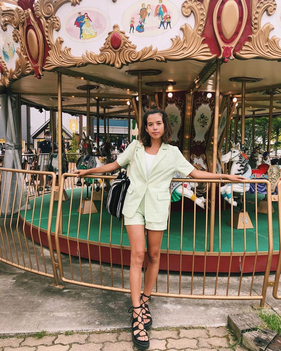 のインスタグラム：「🎠💕🌼 ・ ・ 親子揃ってメリーゴーランド好き🎠 ・ エマは乗る方、私は観る方。 ・ ・ 珍しいミントグリーンのセットアップは @rustal_official のだよ💚💚 ・ パンツの形も凄い綺麗でそれぞれ単独でも着たい🤍 ・ 同じタイミングで @rvan2711 はミントグリーンのつなぎ持ってきてて笑ったな😂 ・ ・ #中々かぶらない色チョイス #しかも同じ素材 ・ ・ #Rustal #ラスタル」