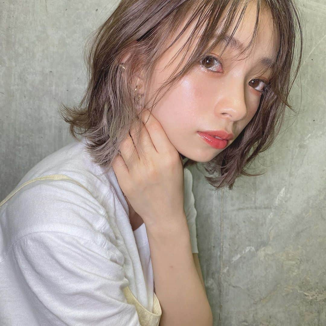 塩川裕美のインスタグラム：「. . 顔周りの毛をすこーし切ってもらった🌿 . 直毛の方はボリューム出したり、動きを出したりするのにおすすめ✂︎✂︎✂︎ . . . .  #インナーカラー #インナーカラーボブ #福岡美容室　#暗髪 #サロンモデル #ヘアカタ #ポートレート　#被写体 #大学生　#撮影 #福岡　#天神　#透明感黒髪　#ボブヘアー #福岡サロモ #hairstyle #haircolor」