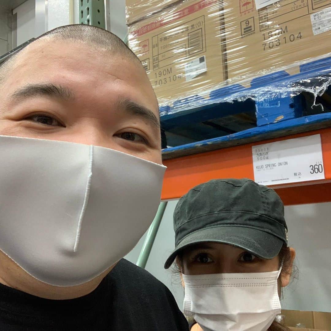 内山信二のインスタグラム：「涼みにコストコへ🙌🙌🙌  沢山買って暑くなったら冷蔵室に  避難してます‼️  #コストコ #今年の避暑地 #ぽっちゃり夫婦 #インスタライブしようかな #内山信二 #琴」