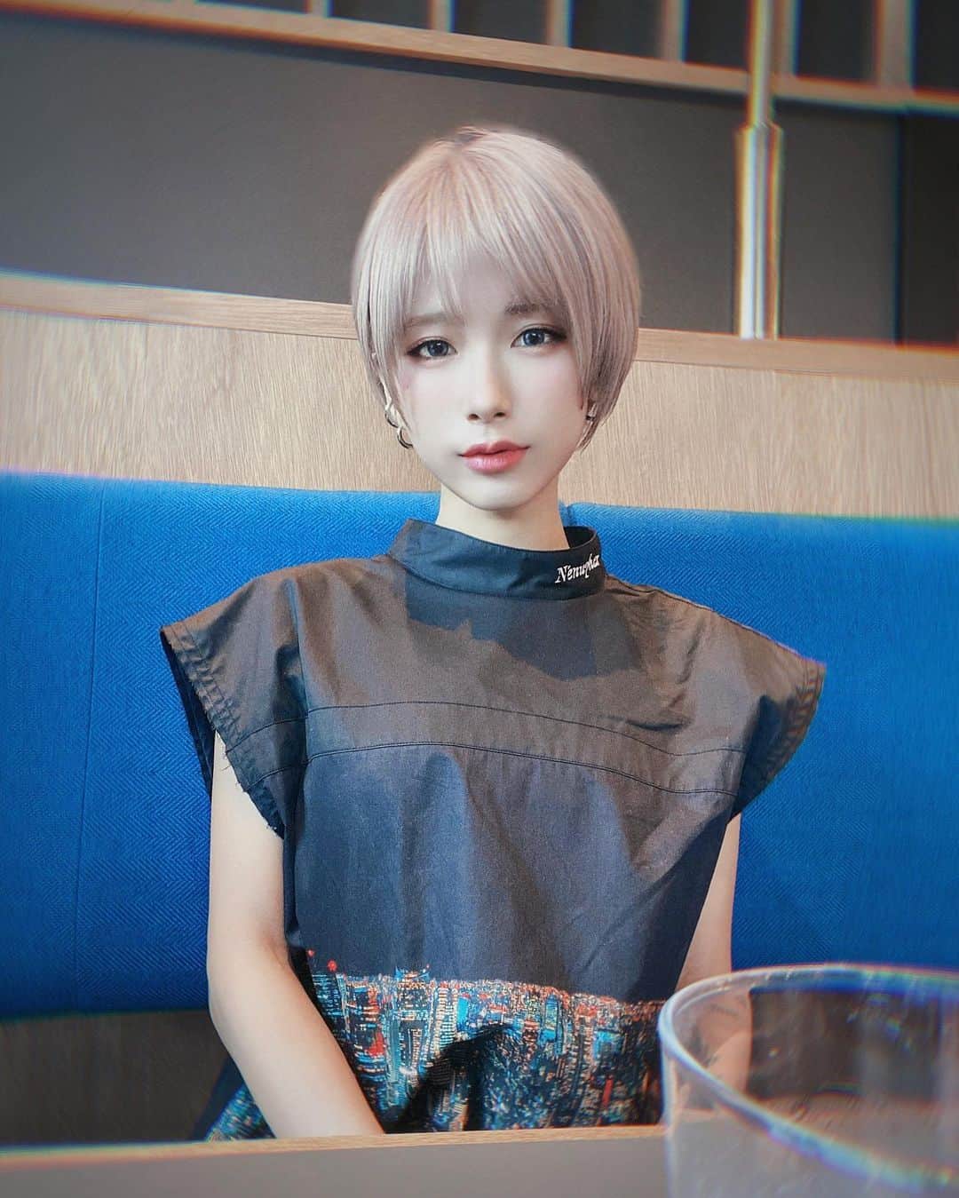 病夢やみいのインスタグラム：「一昨日お友達の売れっ子ヘアメ原ちゃん @logmisato にきれいしてもらってきたよ💠💠💠  2枚目はbefore モーゼ寝癖のやみおまじ宝塚  シャンプーのせいかグリーン味が出てきてしまっていたのでカラーで透明にしてもらった。トリートメントもしてくれてライブ後もサラサラだった💭  いつもかわいい原ちゃんが格好よくて惚れてしまった🤍  #hairstyles#haircolor#tokyolife #ショートカット#ショートヘア #ハイトーンショート」
