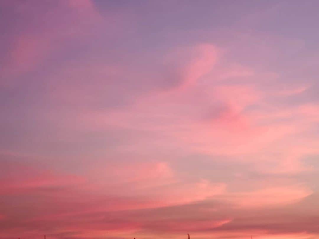 CHIHARUさんのインスタグラム写真 - (CHIHARUInstagram)「今日１日、ほんまひあっという間じゃったなぁ。ピンクの空がなんともやさしくて包んでくれそ。 きゅんてした💓  明日からまた楽しみながら がんばるぞーーーーっ💪😆✂️」8月17日 19時24分 - 10090725c