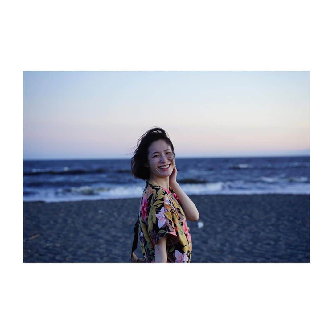 平田薫さんのインスタグラム写真 - (平田薫Instagram)「用事がてら海に寄り道した時の。 ちょうど夕暮れ時で気温も下がり気持ちよかったです。そして爆風でした。🌬 海にはいい波が立っていて、サーファーさん達が楽しそうでした🏄‍♀️ ものすごく派手な服着てますけど、これもう20代の前半頃からお気に入りのもの、ヴィンテージショップで買ったオールインワン。 チーター？がすっごい見てる服。  #海#散歩 #beach#🏖」8月17日 19時35分 - hiratakaoru1215