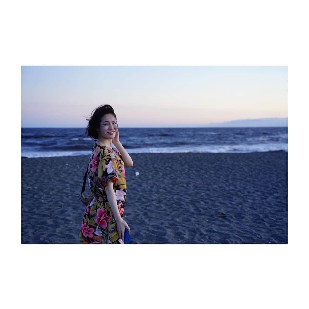 平田薫さんのインスタグラム写真 - (平田薫Instagram)「用事がてら海に寄り道した時の。 ちょうど夕暮れ時で気温も下がり気持ちよかったです。そして爆風でした。🌬 海にはいい波が立っていて、サーファーさん達が楽しそうでした🏄‍♀️ ものすごく派手な服着てますけど、これもう20代の前半頃からお気に入りのもの、ヴィンテージショップで買ったオールインワン。 チーター？がすっごい見てる服。  #海#散歩 #beach#🏖」8月17日 19時35分 - hiratakaoru1215