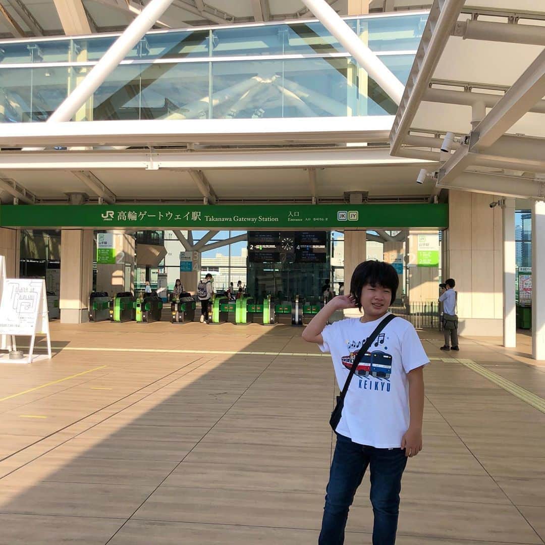 がっちゃんのインスタグラム：「もう行ったかな⁉️ がっちゃんはやっと来れたよ😊👍 綺麗だった✨ トレインビューも良い感じ💕  近いからいつでも来れると思ってたけど、コロナ自粛と休校でタイミング逃してました💦  #高輪ゲートウェイ駅 #高輪ゲートウェイ #japantrain #japantrip #station #がっちゃん #がっちゃんねる」