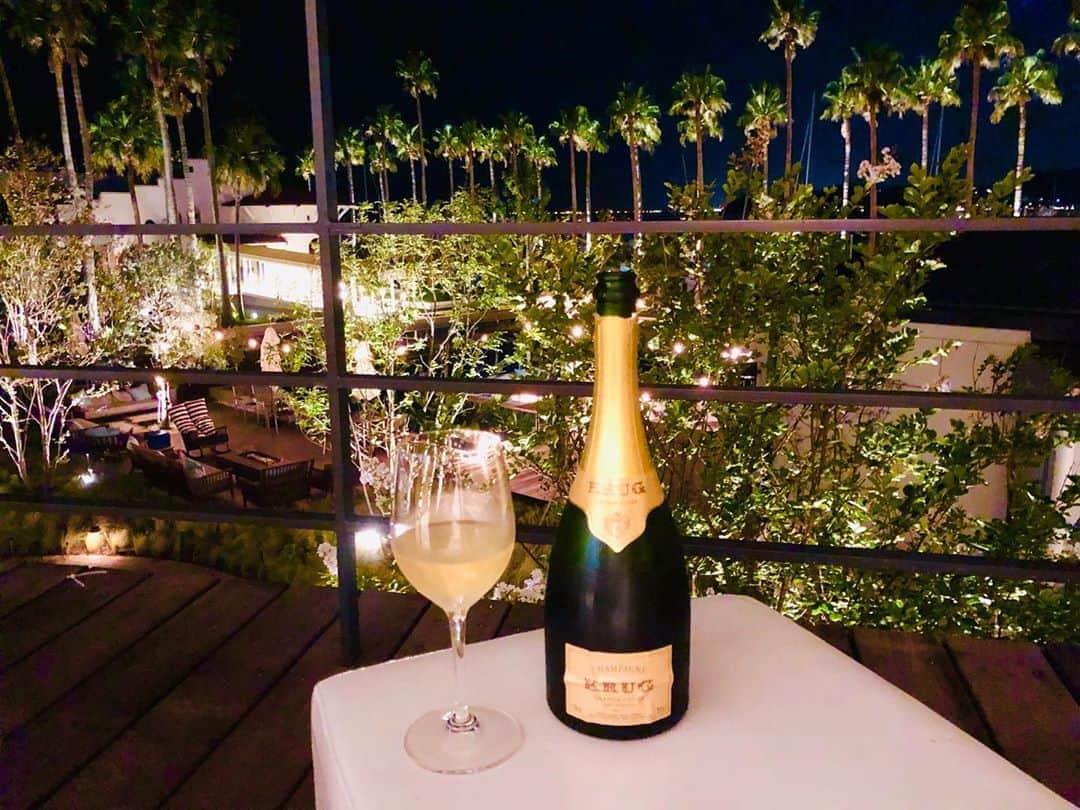 マイケル富岡のインスタグラム：「至福のひととき♪極めて濃厚な味わいのシャンパンkrugと絶景の海…愛する家族に乾杯♡ #love #family #beach #resort #marina #surf #actor #actorslife #shooting #マイケル富岡 #俳優 #タレント #撮影 #海 #ジェット #湘南 #鎌倉 #江ノ島 #材木座 #リゾート#malibufarm #malibuhotel #ronherman #generalamericanhome #usa #california #malibu #summer」