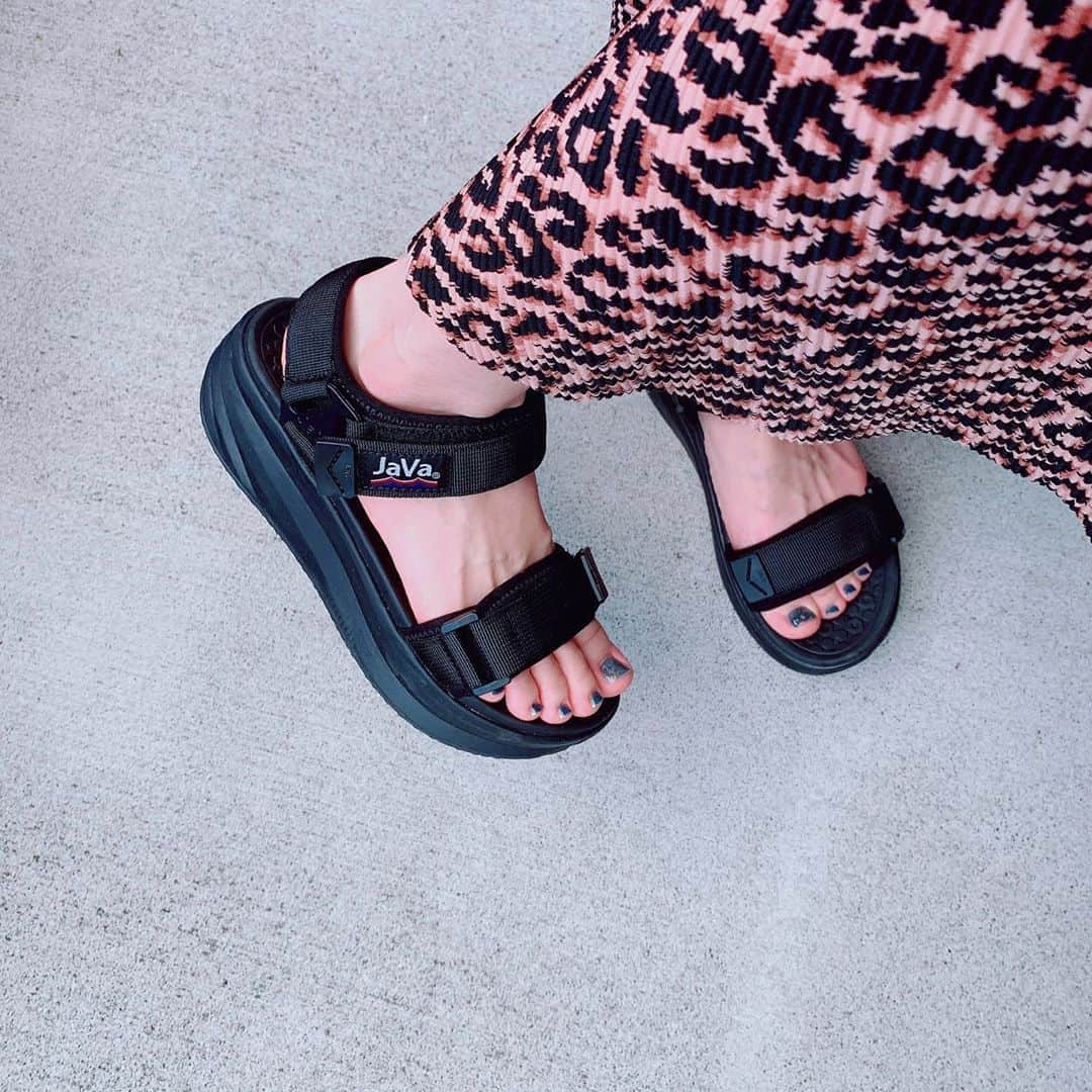 町田亜里香さんのインスタグラム写真 - (町田亜里香Instagram)「ZOZOTOWNで買った new sandal👡𓂂𑀀 めちゃくちゃ安かったから 痛いのかな？履きにくいのかな？ と思ったのに優秀すぎた…✨ 軽いし痛くない🥺♡ いい買い物した！！👡 . . . #スポーツサンダル  #java #サンダル #sandals #ママ  #安かわ #プチプラ #zozotown」8月17日 19時36分 - ari_gram_111