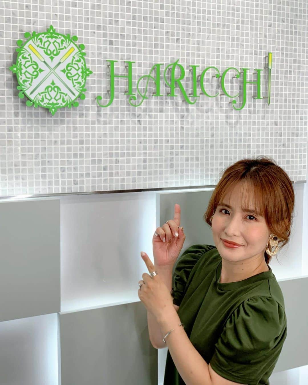 のインスタグラム：「‥ このあいだ、超絶久しぶりに美容鍼を受けに【銀座ハリッチ(@ginza_haricchi )】に行ってきました。今回は、麻布十番院に行かせて頂きました。 ∵ 最近、写真見るたびにフェイスラインが気になっていたので、フェイスラインを重点的にお願いしました。毎度のことですが、やはり頭皮が硬いと言われてしまいwそして、食いしばりも強いようで、フェイスライン下がり気味だったんですが、1回でかなりスッキリ！もう、ホントに気持ちよかった！やっぱり、このスッキリ感がたまらないですね。 ∵ 今回は笹沼院長(@azabujuban_haricchi )に担当して頂きました。とてと丁寧な方で、やって頂けて良かったです！麻布十番院オリジナルのストレッチもとても気持ちよかったです。ハリッチさん本当にオススメなので、ぜひぜひ麻布十番院も行ってみてください！お肌の手触りも良くなったし、もう少しお顔スッキリさせたいので、また近々行こうと思います！ ∵ そしてなんと、こちらの投稿を見た【ご新規のお客様限定】で、  初回料金9,000円OFFの通常13,000円→4,900円(税抜) と鍼追加のオプション5本(約1,000円分)をプレゼント  してくださるそうです！ 私も鍼を追加してもらったのですが、かなり良かったです！ぜひ、興味のある方追加してもらってください！ ∵ ∵ #ハリッチ #銀座ハリッチ #ハリッチ麻布十番 #麻布十番 #美容鍼 #美容鍼灸 #鍼灸 #美容 #健康 #東洋医学 #ミヤマリ #vocest #vocemagazine #美容ブロガー #インフルエンサー #ママ #男の子ママ #ママ美容 #小顔 #小顔になりたい #小顔ケア #スキンケア」