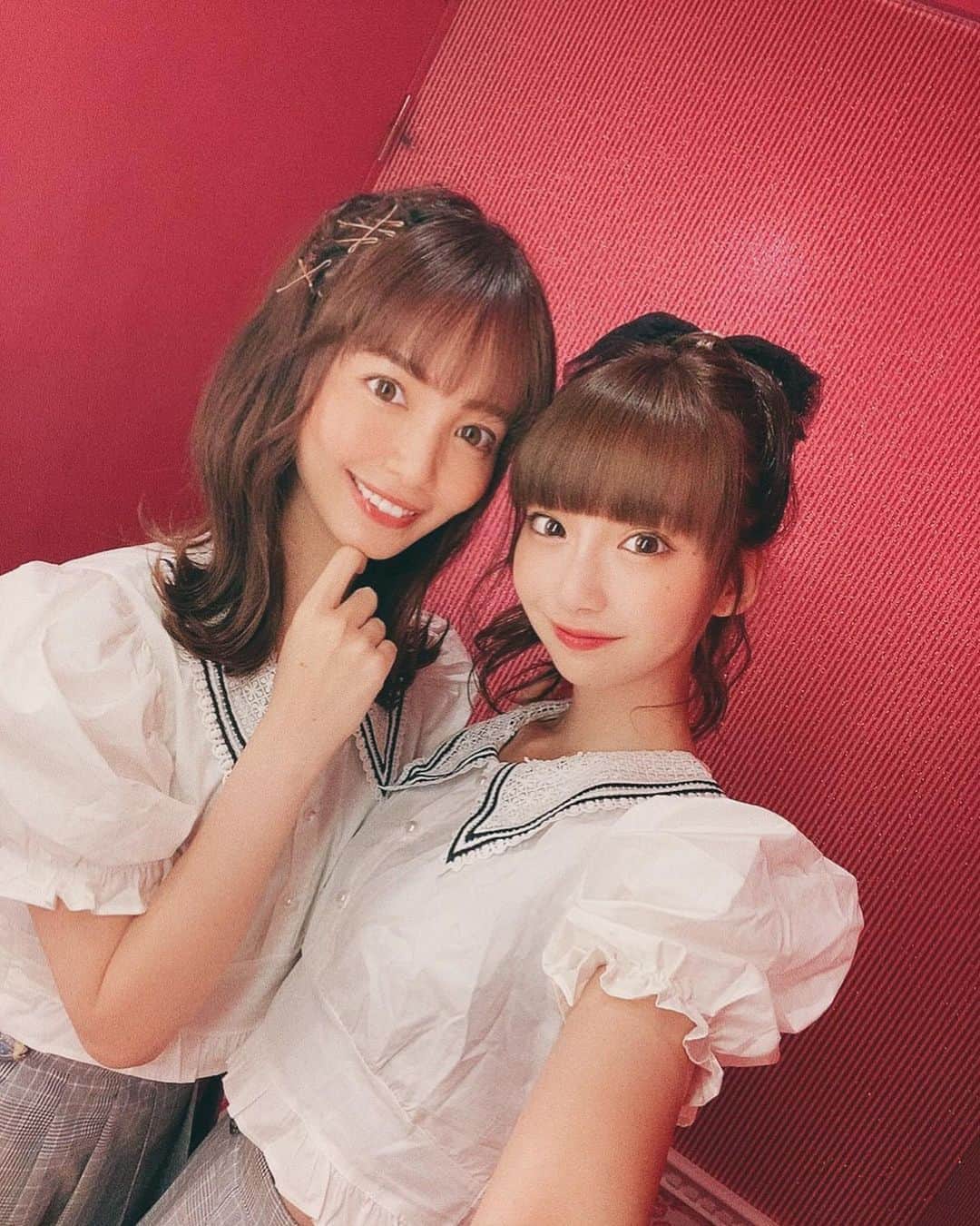 のインスタグラム：「. . 改めまして #ちかゆか 配信ライブ ありがとうございました✌️☺️☺️✌️ 最高の1時間でした！！！ 衣装も好評で嬉しかったです💕 . 明日はニッポン放送11:30〜 「ビバリー昼ズ」生放送だよ！！ . . #荻野由佳 ちゃん #山根千佳 #ホリプロ #instagood #instalike #instalove #instapic  #followｍe #팔로미 #me #unknownjapan #粉我 #时装 #赞 #오오티디 #패션 #패션스타그램 #데일리룩」