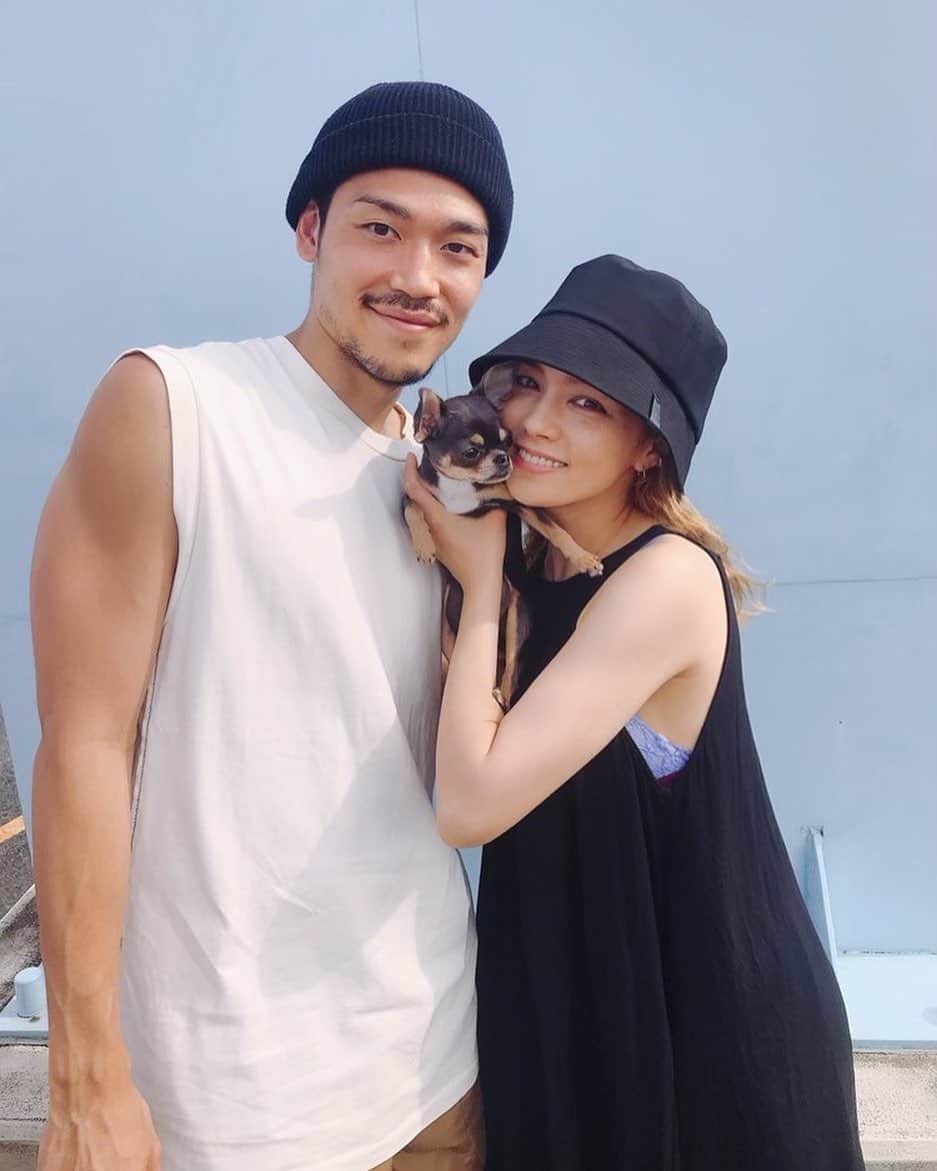 ステファニーのインスタグラム：「💕👨🏽‍🦱🐶👩🏼💕 なかよしふぁみりー！」