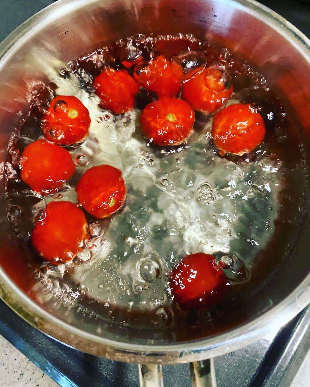 田中雅美さんのインスタグラム写真 - (田中雅美Instagram)「最近ハマってる湯むきプチトマト。  ・ ・ これをすると、元々トマト好きの娘はいつも以上にパクパク。 1パックは食べちゃう。  ・ ・ 大人は、湯むきプチトマトに生ハムとスライスオニオンをオリーブオイルとレモンで和えたり、、、 ツナとオリーブオイル&ソルトで豆腐の上に乗せたり、、、 そのまま食べたり、、、  ・ ・ 沸騰したお湯に入れて数分で、簡単に皮剥けるから、簡単。  ・ ・ #湯むきトマト #簡単美味しい #いくらでも食べられる」8月17日 19時40分 - tanakamasami_official