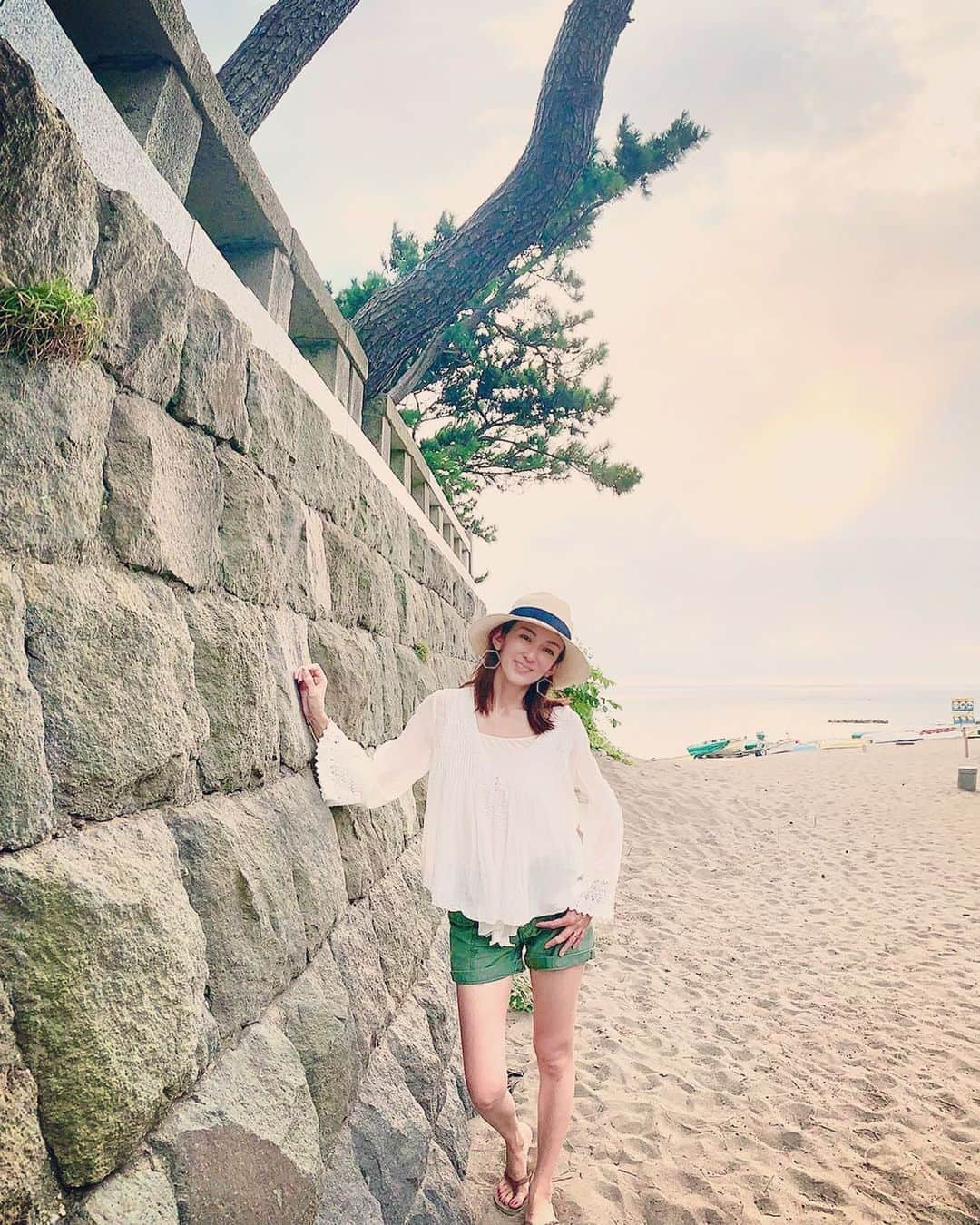 のインスタグラム：「・ ・ 毎日暑い😵 でも　夕陽が見れる時間は気持ち良い風を感じる ・ この時間のお散歩はやっぱり特別😊 ・ 皆さん熱中症に気をつけてくださいね🤍 ・ #夕陽が綺麗 #sunset #hayama #お散歩 #うみのある暮らし」