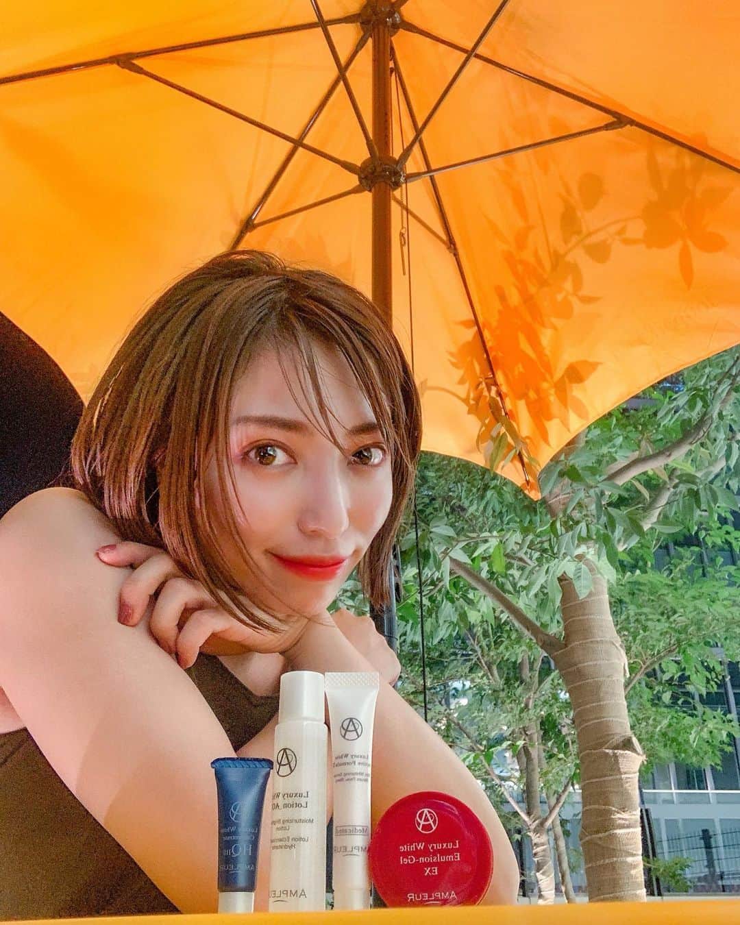 のインスタグラム：「☀️🏖シミ気になりすぎるから👇 . . . 美白成分のハイドロキノンが入ってる👇 . . .  ドクターズコスメの アンプルール @ampleur_official  ラグジュアリーホワイトトライアルキット初めてみた！ . . 動画撮ったから見てね👉👉🎥 . 友達が薄くなったってストーリーあげてて気になってたの😌 . . . シミこわい。 歳を取るごとに思う。 これからシミとの戦いは永遠だから 少しでもケアしとかんとヤバイかなぁと。 . . . テクスチャーはすごくとろみのある化粧水や シミにポイントで塗るクリームもあって✨ ツヤ肌ぷるんですよ！ 気になるからまずは顔全体に塗ってよ！ . . . . #アンプルール #Luxurywhite #トライアルセット #美容クリニック発 #ドクターズコスメ #pr#シミケア #シミ対策」