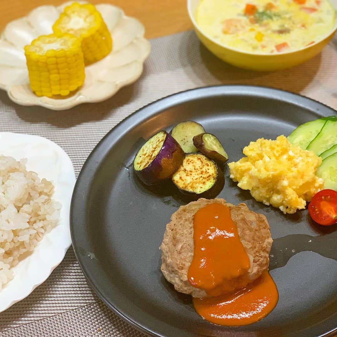 奥山夏織さんのインスタグラム写真 - (奥山夏織Instagram)「ハンバーグ🍴でも美味しいソースの作り方を検索してそのまま作ったらまさかの色が😂笑デミグラスソースじゃなく違うソースになった笑 ・ 🍴#ハンバーグ　#ポテトサラダ #ナス 🍴#魚介と野菜のクラムチャウダー 🍴#とうもろこし #ご飯 ・・・ #かおりずキッチン #cooking #料理 #主婦料理 #OL料理 #クッキング #ご飯#foodinsta #food #foodstagram #おうちご飯 #お家ごはん #夜ご飯 #夜御飯 #晩ご飯 #晩御飯」8月17日 19時51分 - okuyama_kaori