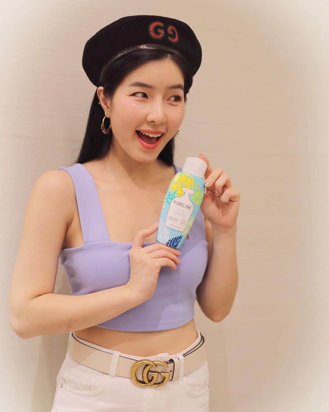 GYEON SEOのインスタグラム：「_* PURELINE AURA 💙 . . เวลาไปออกบูธจียอนชอบใช้ โลชั่นเพียวไลน์ออร่า สีฟ้า เพราะ บำรุงผิวขาว ออร่า หอมแบบเฟรชๆ และเป็นสูตรเย็น ทาปุ๊ปเย็นปั๊ป อากาศร้อนๆชื้นๆแบบนี้ต้องลองทาดู๊วว รู้สึกสดชื่นมากๆ แถมราคาดีมากด้วย!! ขวดละ29บาทเอง ถูกและดีมีอยู่จริง!!! . . โลชั่นเพียวไลน์ ออร่าซื้อได้ที่  💙💚💖 แมคโคร ซีเจ ซูเปอร์ มาเก็ต  ร้านขายประจำแต่ละจังหวัดและ ร้านค้าใกล้บ้านคุณทั่วไป  ใครหาไม่เจอก็ คลิกลิ้งค์นี้! ถามได้เลย >> https://www.facebook.com/PurelineAuraTH  #โลชั่นเพียวไลน์ออร่า #ใช้แล้วออร่าเหมือนจียอน #ขาวปังหอมนาน #ผิวออร่าหอมนาน #ถูกและดี」