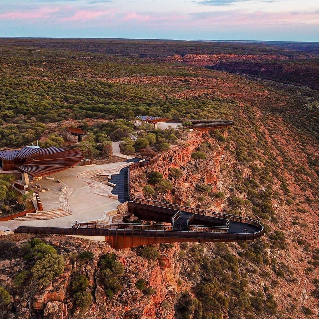 Australiaさんのインスタグラム写真 - (AustraliaInstagram)「Today, we're living life on the edge at the #KalbarriSkywalk 😲 Towering 100 metres above #MurchisonGorge in @australiascoralcoast, these @waparkswildlife twin skywalks deliver 360 degree views that are absolutely breathtaking. You'll find this experience in #KalbarriNationalPark, which is also home to epic sandstone cliffs and colourful wildflower displays from late July to September each year. #seeaustralia #thisiswa #wanderoutyonder #kalbarri #australiascoralcoast」8月17日 20時00分 - australia