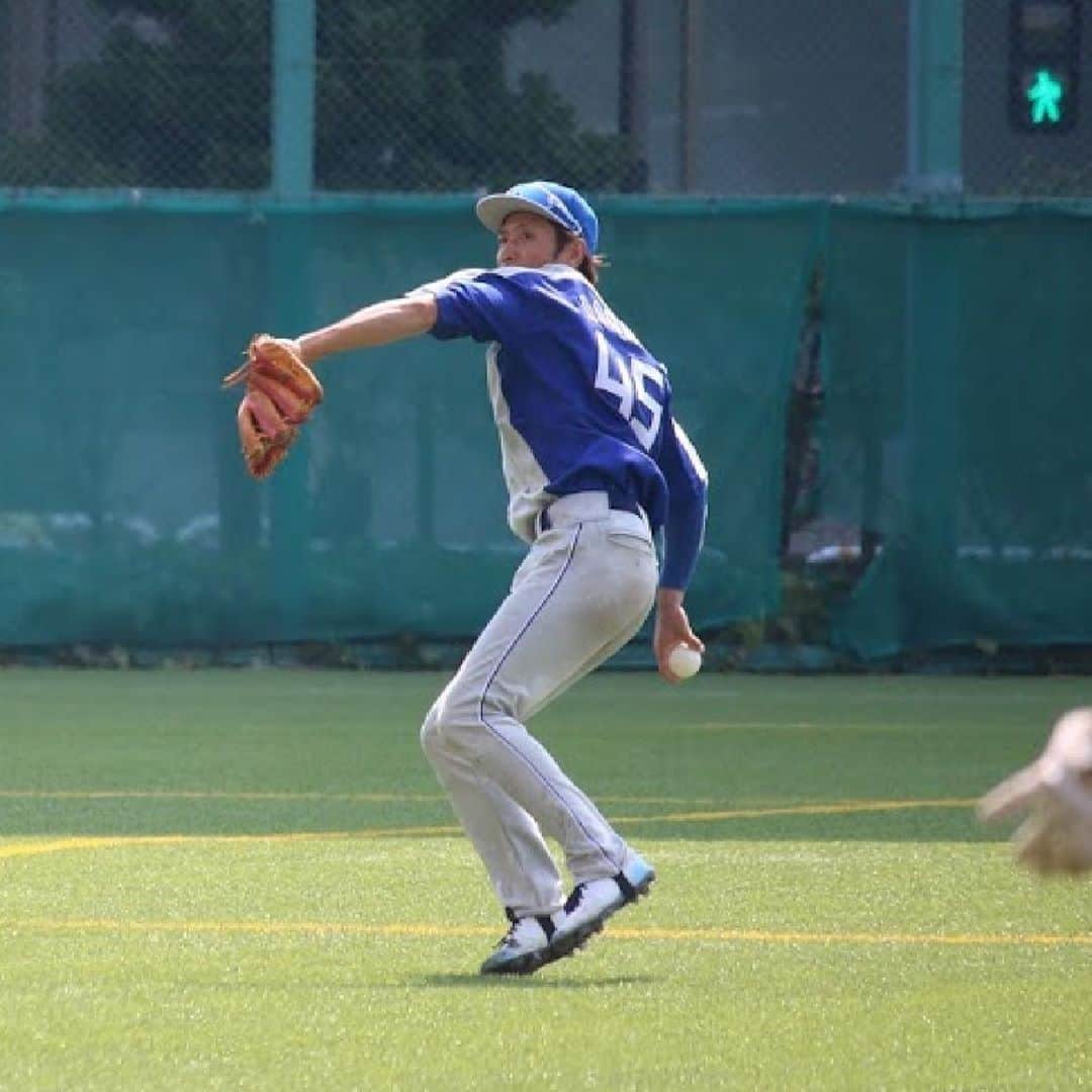 のインスタグラム：「野球で1番好きなのは 実は守備です。  外野フライを滑り込んで 捕るのがホームラン打つより 気持ちいいです。  背走は苦手ですが、 前の打球の球際には 密かに自信があります😊  みなさんはバッティングと守備 どちらが好きですか？」
