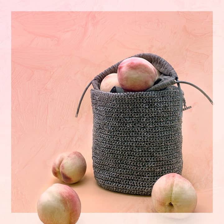 のインスタグラム：「Gently blowing with a peachy fragrant, the peach month is finally here! Fill your UNCINETTO SECCHIO with peaches and your DIY bento for a weekend picnic with friends, but don’t forget to tie up the opening or your juicy peaches will be spilled out!  #ANTEPRIMA #FallWinter2020 #WIREBAG #Classic #Style #Fashion #Italian #Luxury #InstaBag #Design #Lifestyle #Urban #Handcraft #アンテプリマ #패션」