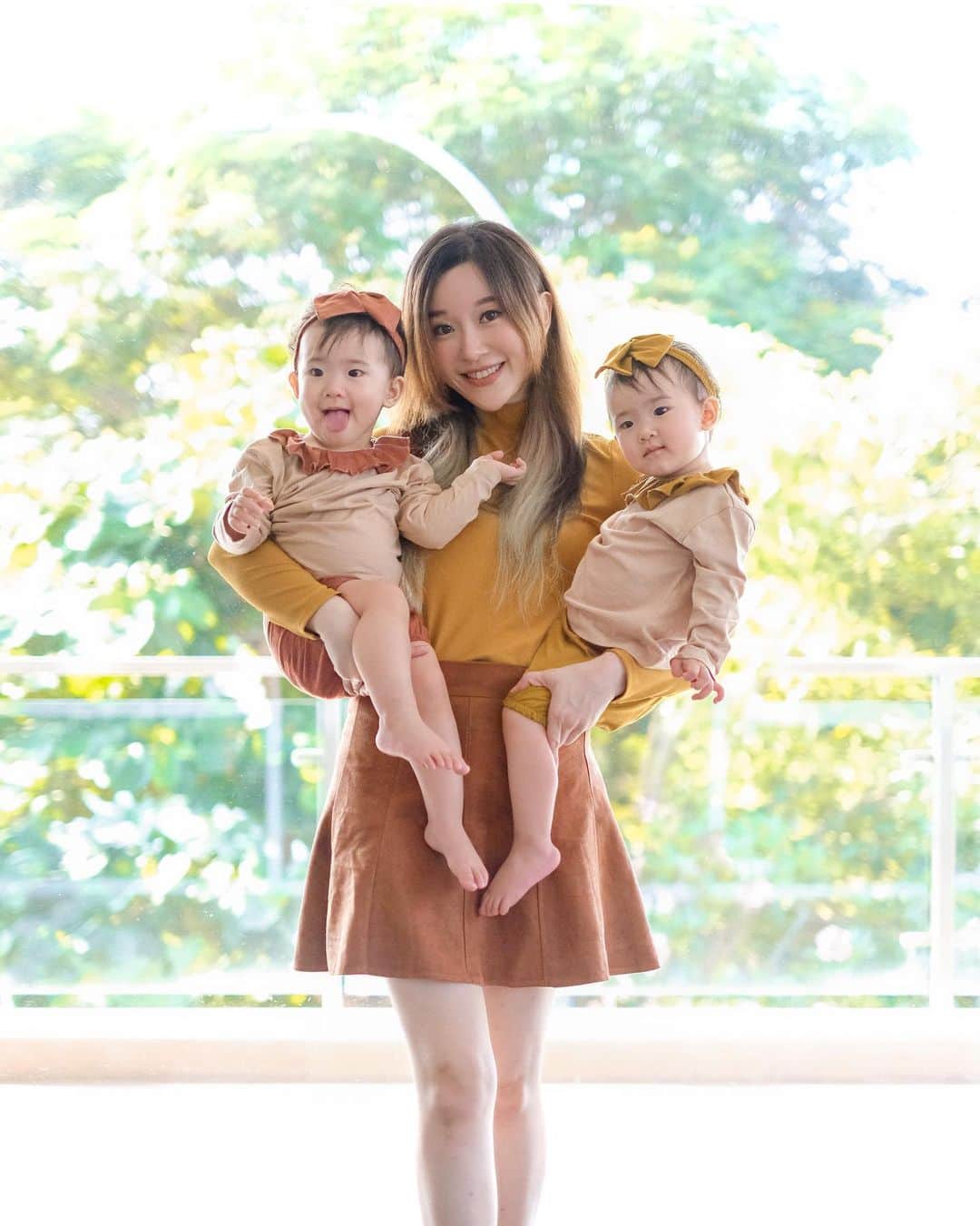 ジェシカ・ヤマダのインスタグラム：「Twinning with @jessbebes 💛🧡⁣ Swipe to see a photo taken in the same spot, more than a year ago and look how Arwen and Arya have grown! 😆🌳⁣ Kemanakah double chin ga karuan ituuu 😫🥔⁣ ⁣ P.S. The girls are wearing @mahikakids new collection #CheeryEarth. Sooo cute and the material is super soft and lightweight, no play play 🙀 Thank youu, @rachelvennya! 🤗⁣ ⁣ #lifewithtwins #jessbebes #18monthsold #twingirls」