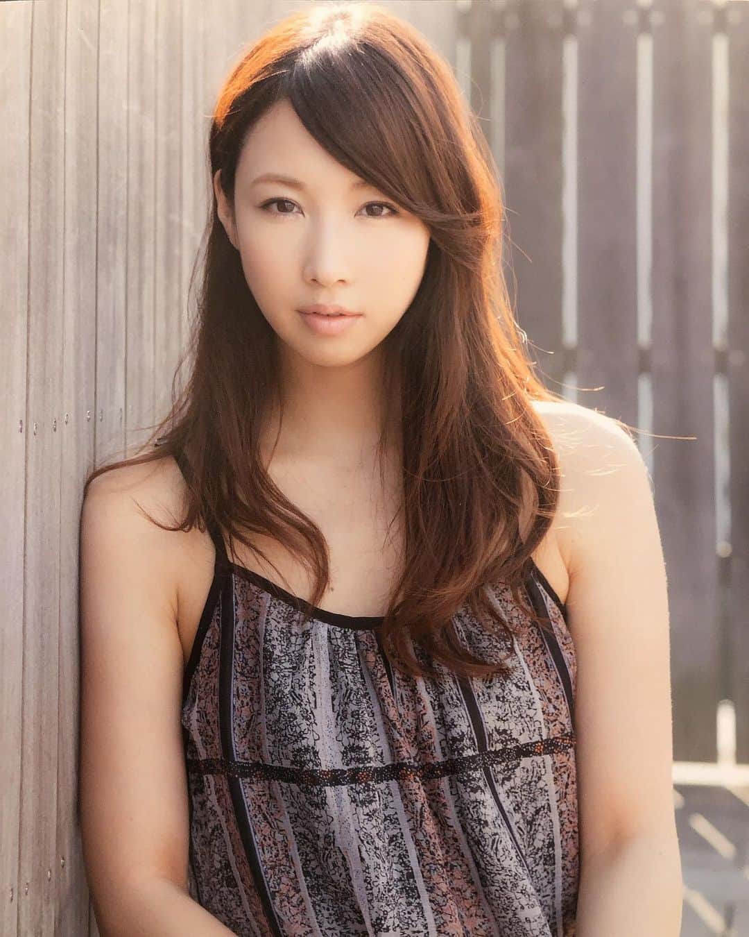 崎本ゆかりのインスタグラム：「. #shooting#summer#model#natural#beauty#magazine#memories #撮影#モデル#ナチュラル#強さ#無になること#記録#夏#夏の思い出  . 撮ってもらう人で 全然違う顔になる私。。 昔はそれが悩みだったけど、毎回発見もあって 今はそれも楽しいと思えるように。 変わらないのは、 そこにはいつもちがう"happy"があるということ☆  あー、じっとしてると色々考えちゃう。笑 撮影したいな！」
