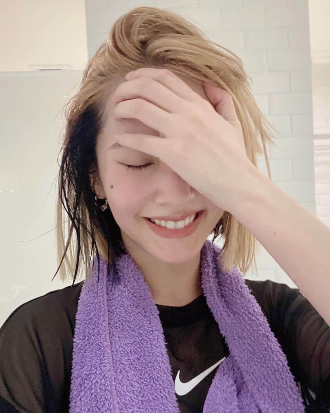 レイニー・ヤンのインスタグラム：「今天張大攝影師本來工作完可以趕來替我拍照，因此我眼線也化了，造型也搭好了。殊不知她的工作時間比預期長，於是我就自己躲在廁所裡自拍～想說換了新髮型還沒機會認真拍運動後的照片，不如就把它拍一拍吧！ 明天，出道20週年紀念單曲同時也是新巡演主題曲「像是一顆星星」就要數位上架囉～歌詞我有發在限時動態，你們可以去瞧瞧！這是屬於我們的歌，我知道你們會喜歡。期待11月小巨蛋的大合唱⭐️」