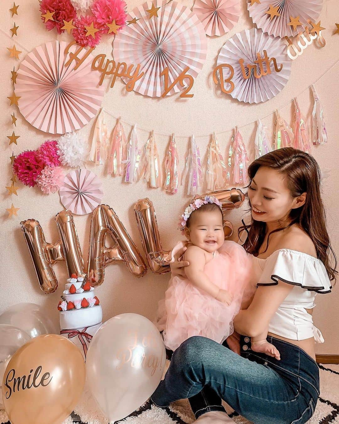 こえりのインスタグラム：「half birthday🎂💞💞 あっという間の半年だったなぁ👶🍼 いつもはクリクリお目目なのに笑うと目が極細になるのが可愛い🙈💞 3,4枚目は家族3人でのshot📸💞 . 毎日可愛いしか言ってなくて語彙力のなさがとんでもない😩 大好き〜💓💓これからもスクスク成長してね😍 . . 飾り付けは @regalo_youplus と @daiso_official  手前のフェルトケーキはあたしの母の手作り🎂💓 . . #ハーフバースデー #halfbirthday #生後6ヶ月 #誕生日 #birthday #バースデー #お祝い #家族写真 #お家スタジオ #赤ちゃんのいる生活 #記念日 #女の子ベビー #女の子ママ #女の子コーデ #花冠 #ハンドメイド #フェルトケーキ #手作り #夫婦」