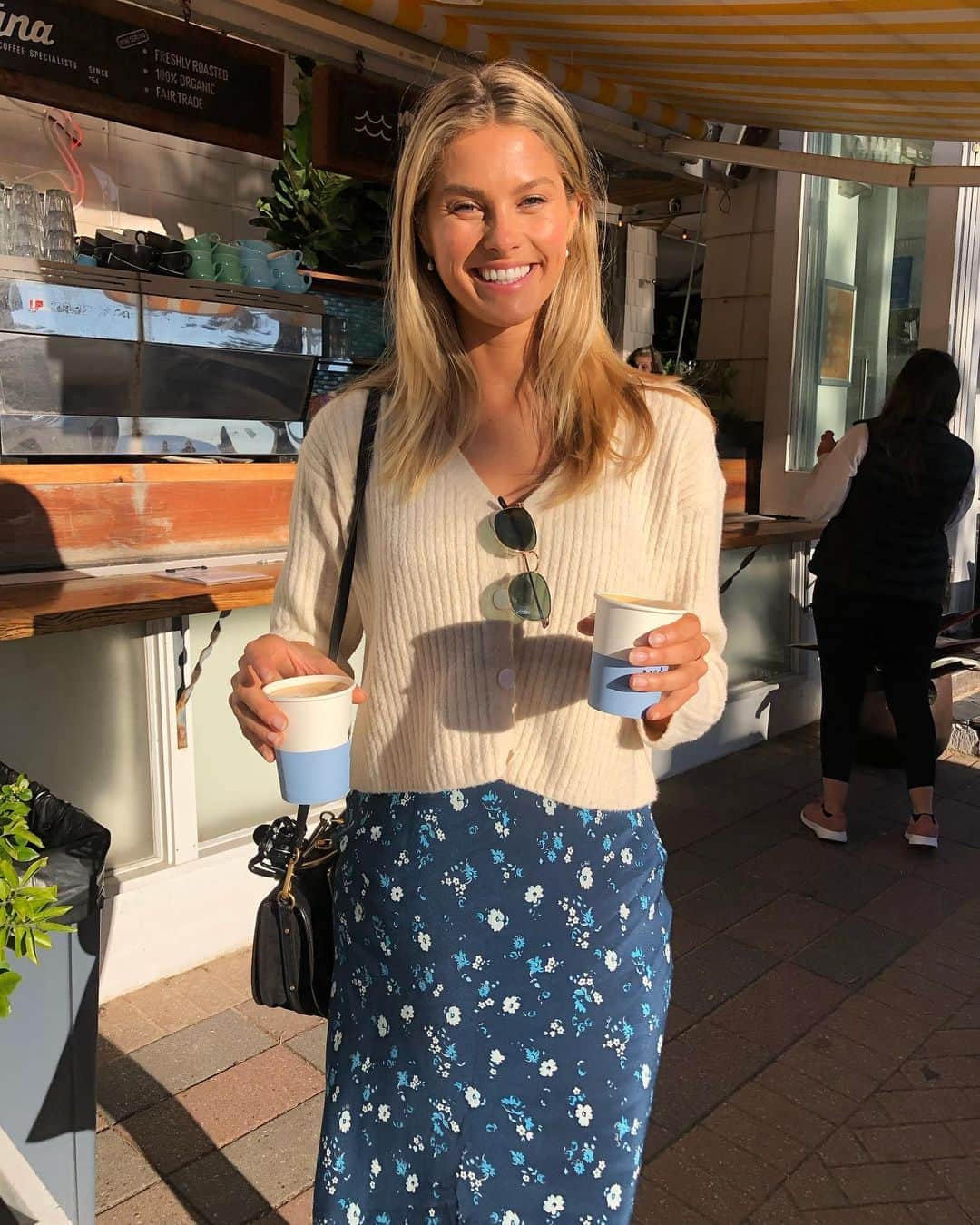 ナタリー・ジェーン・ローザーのインスタグラム：「This mornings coffee date with him on our way to work 💛 It looks like I made some kind of hilarious joke about maybe keeping his coffee for myself 😂☕️ #nofilter  Ps. I get so much more of my time back by not spending the time deciding what filter to put on my posts 🧐🤯 feels like I’m back to ‘instant-gram’ 💛」