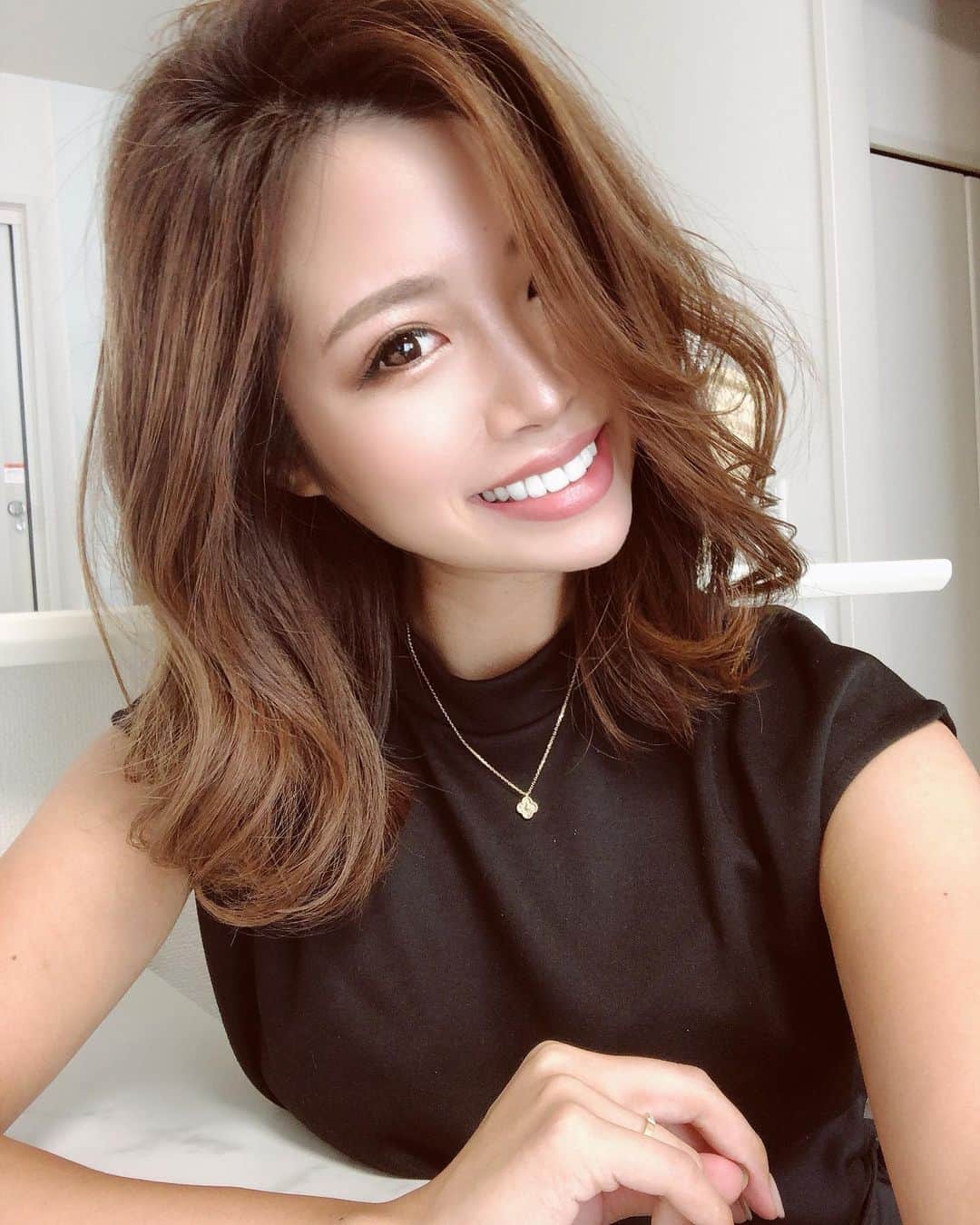 のインスタグラム：「༄ お な か す い た ☺️ 素敵な9連休で見事に太った😊💦 #selfie」