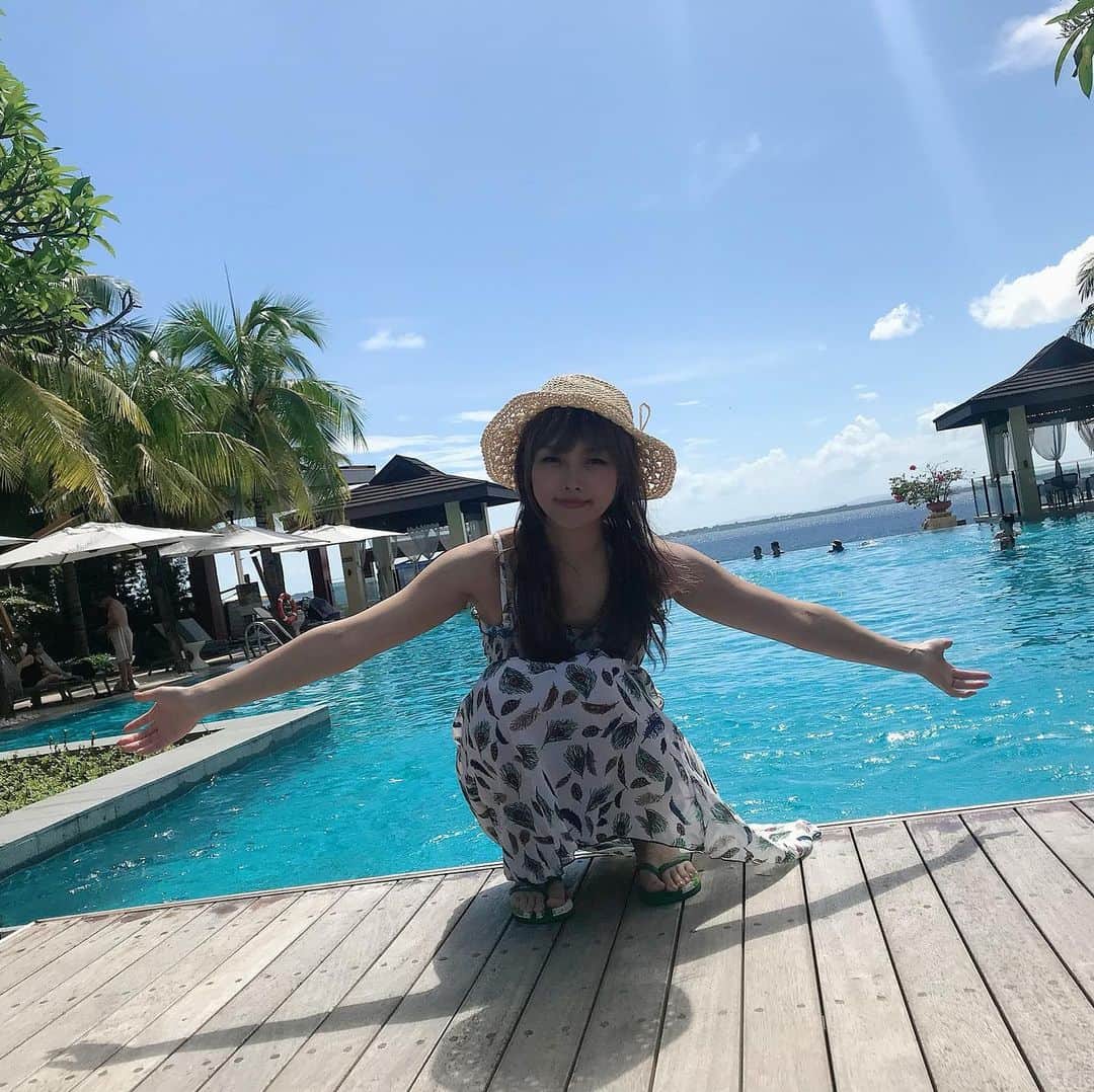 のインスタグラム：「. 暑すぎて暑すぎて…😢  気温は高めでも写真が涼やかな、 もうそれぞれ数年前の セブ島とバリ島のメモリー。  南の島が大好きです🌴 行きたい場所がたくさん。 また楽しく安全に旅行できる日が来ますように。  そしてこの酷暑がなんとかなるといいのだけど… みんな熱中症になりませんように🥺」